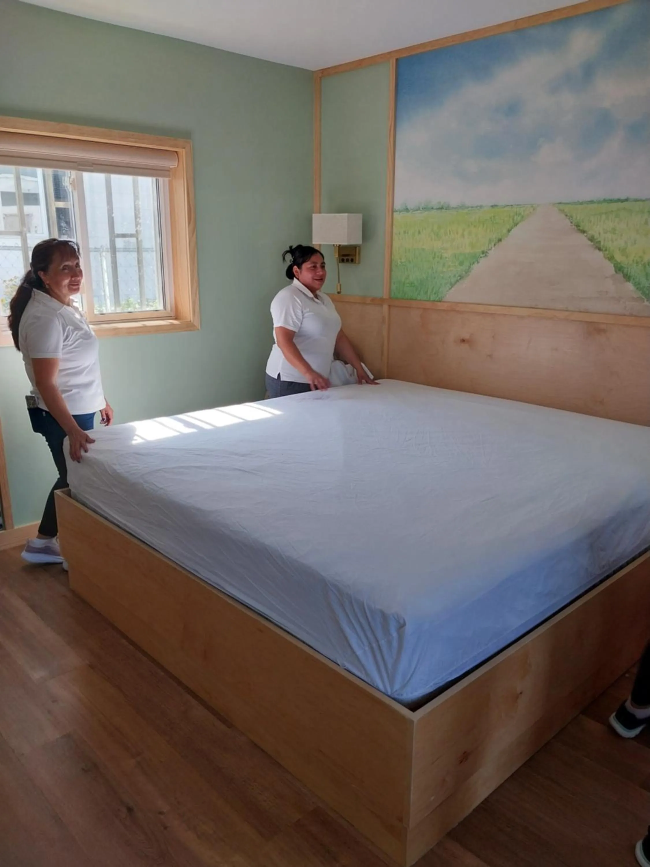 Bed in Greenview Inn Riverhead