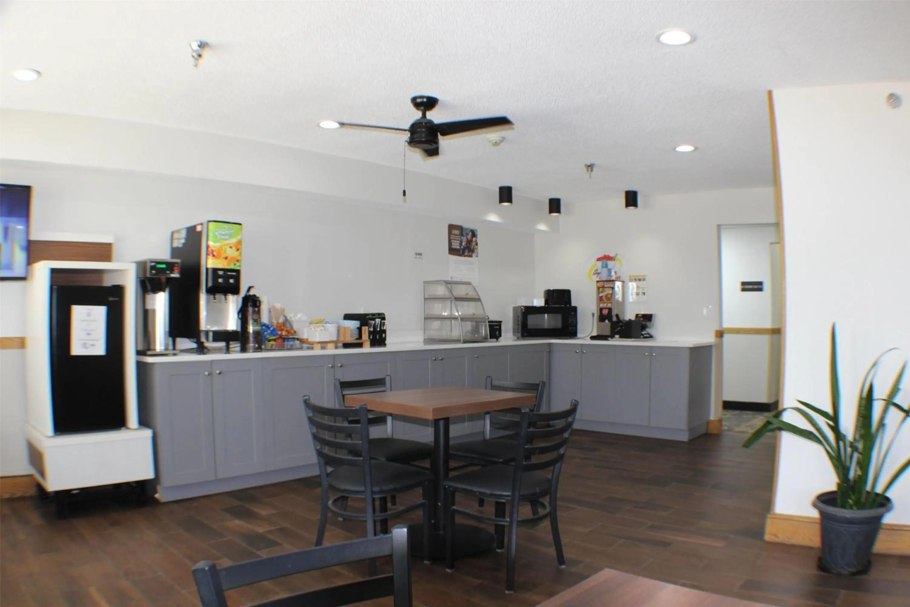 Restaurant/places to eat in Super 8 by Wyndham Gardner