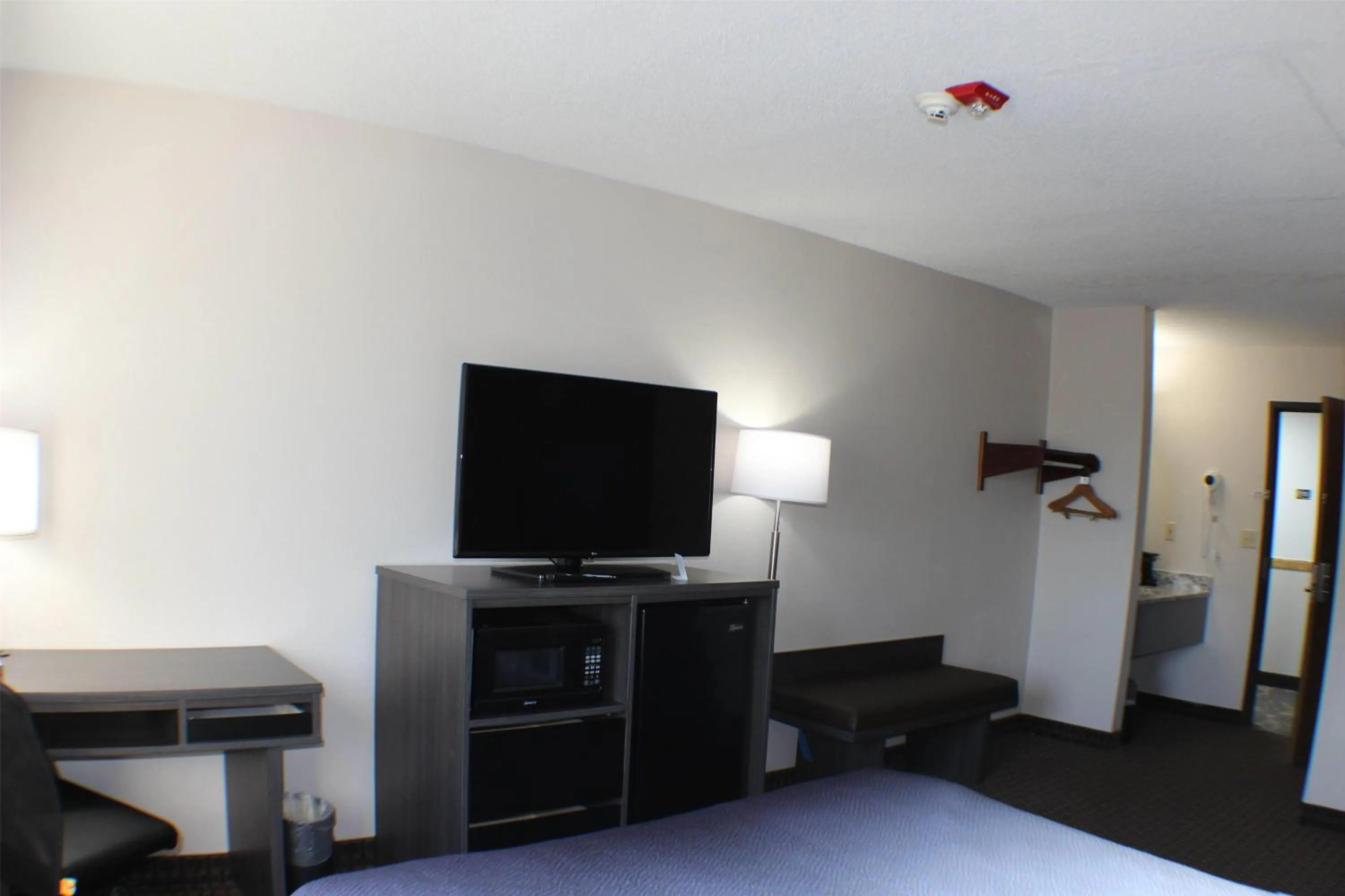 Photo of the whole room in Super 8 by Wyndham Gardner