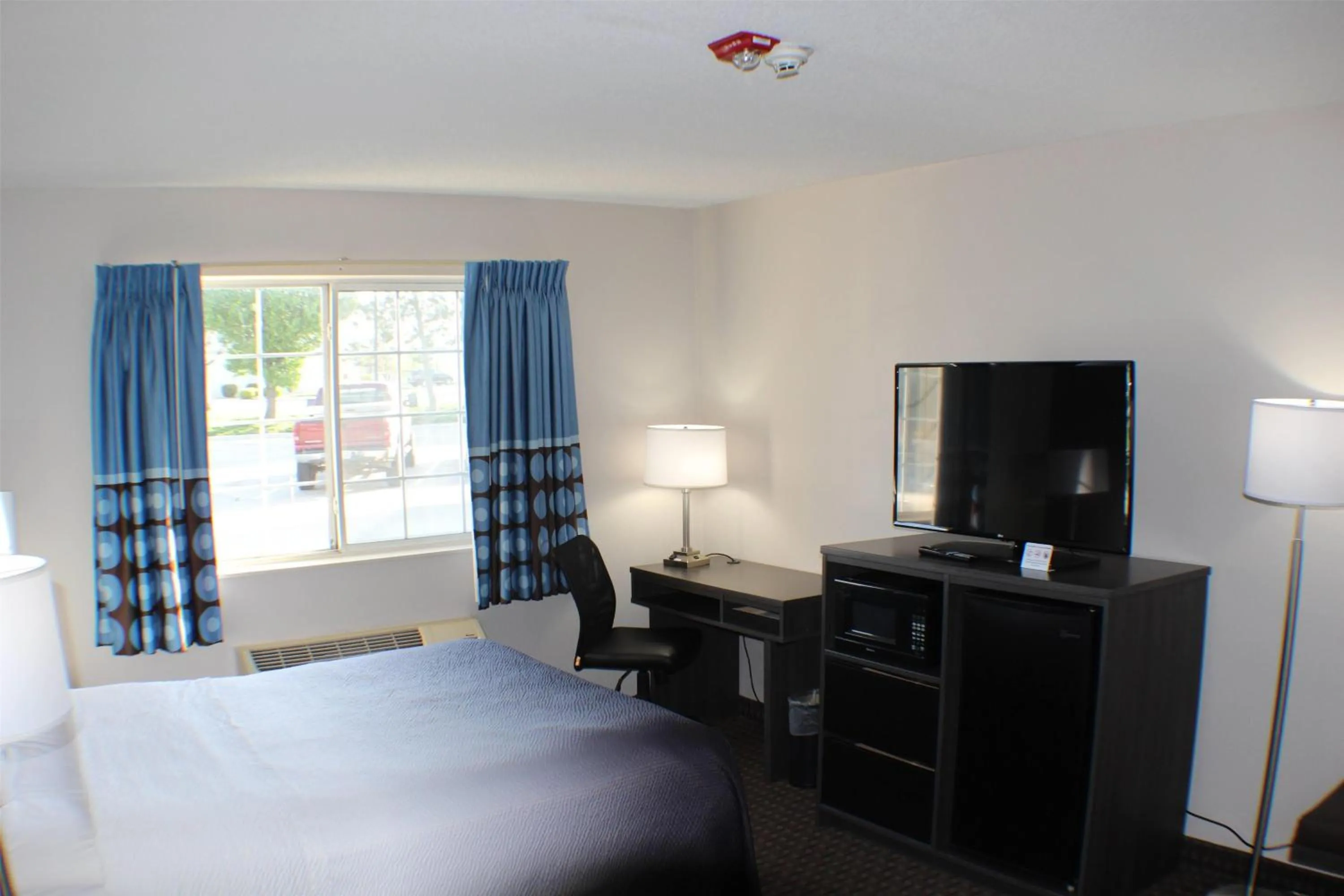 Photo of the whole room, Bed in Super 8 by Wyndham Gardner