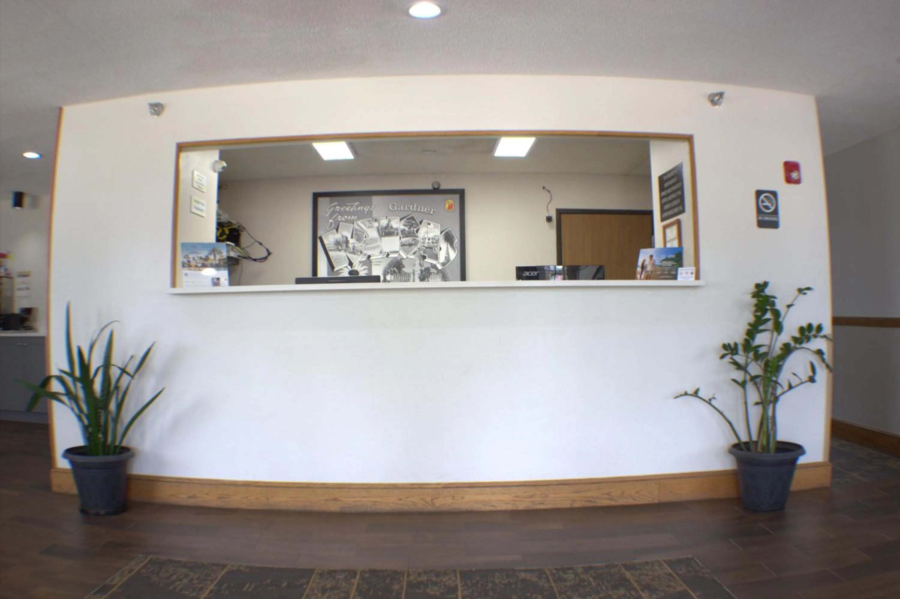 Lobby or reception in Super 8 by Wyndham Gardner