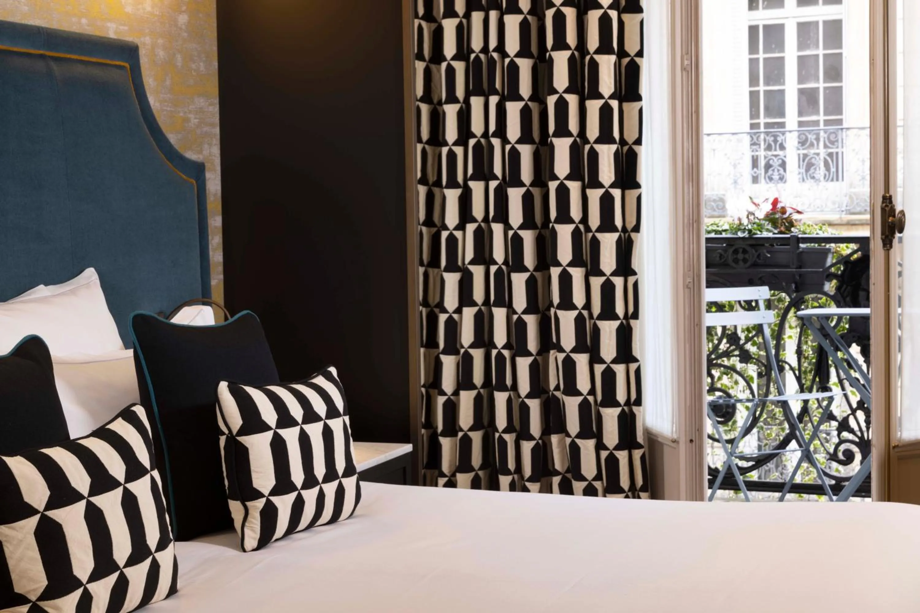 View (from property/room), Bed in Hotel West-End