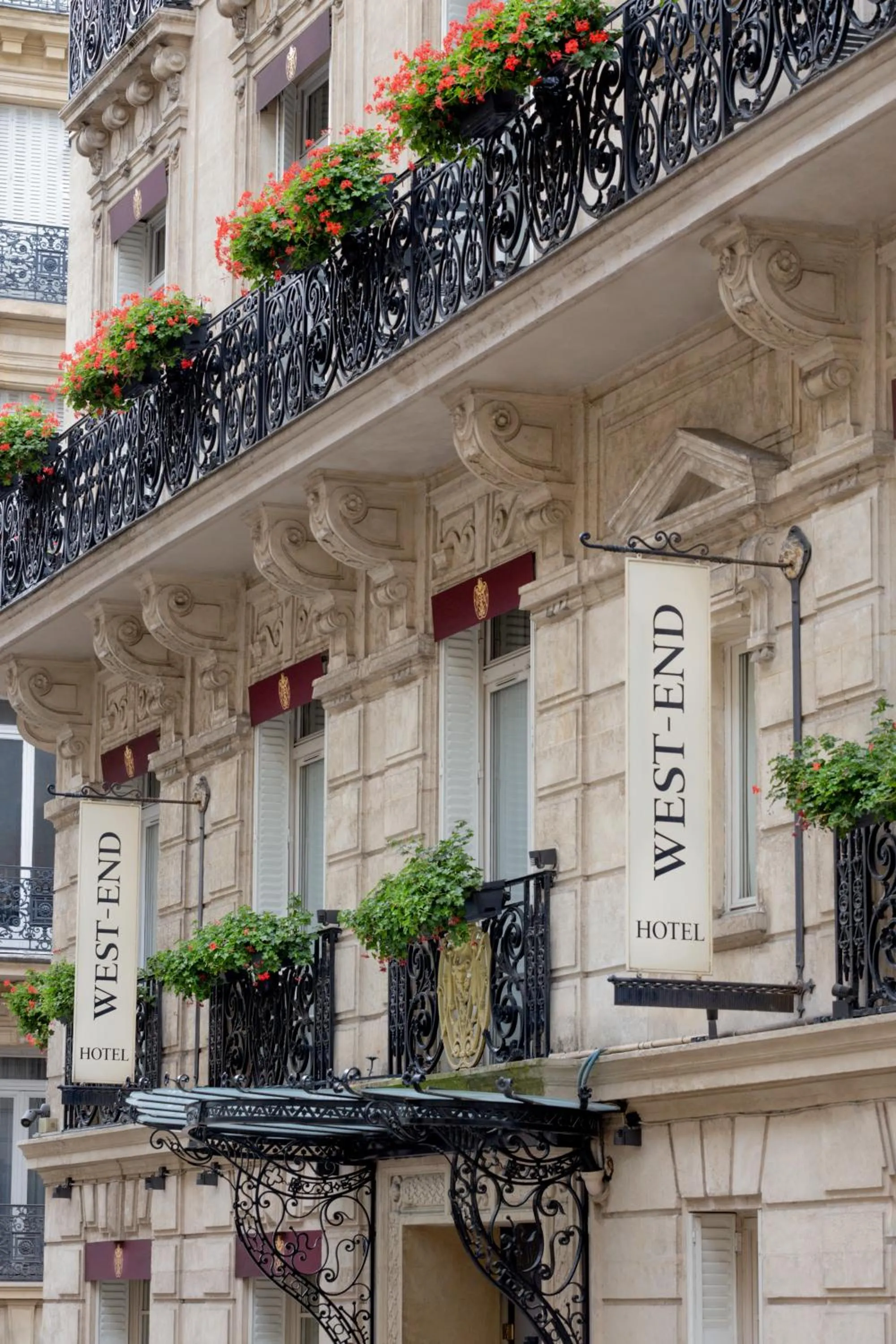 Property building in Hotel West-End