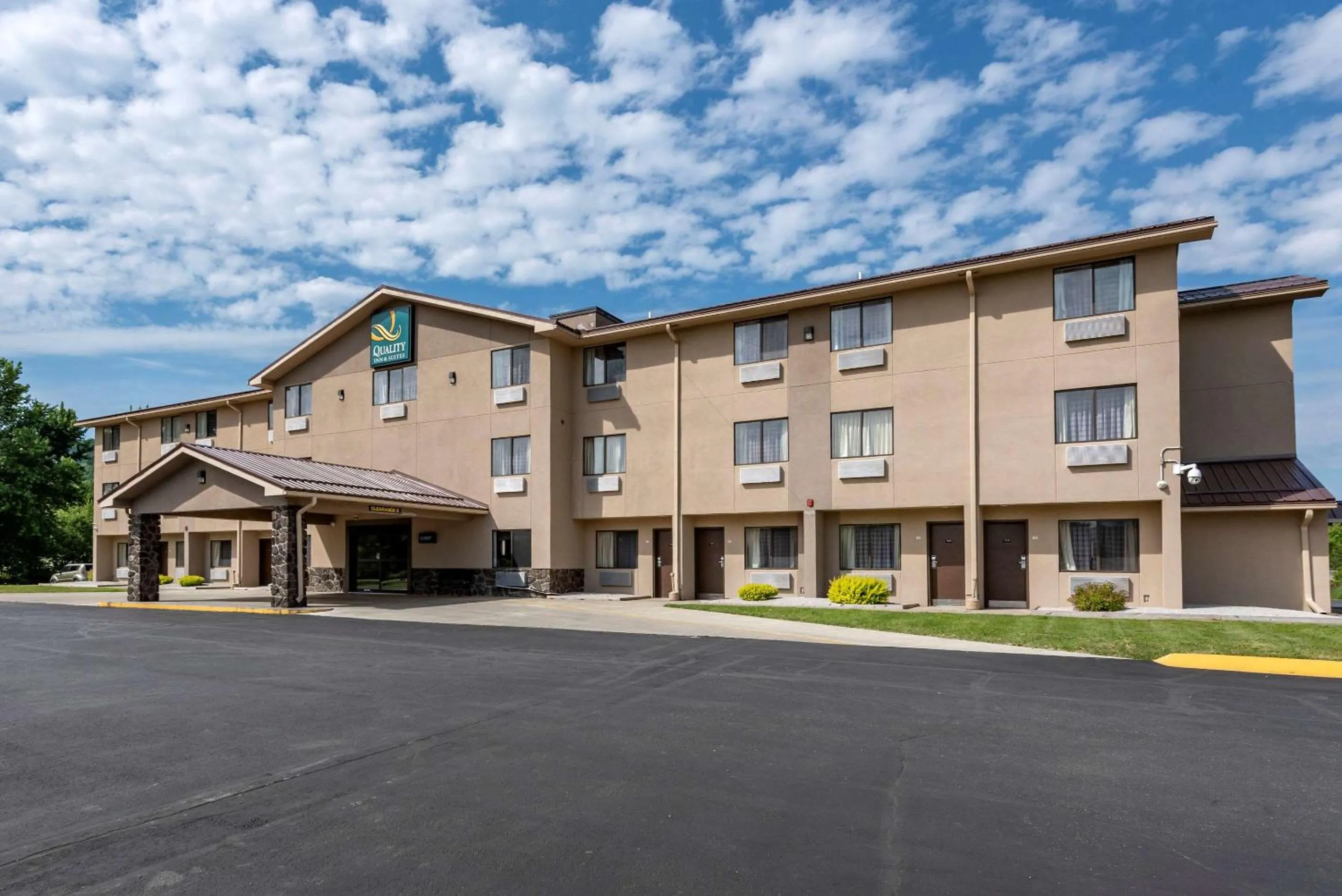 Property building in Quality Inn & Suites Warren