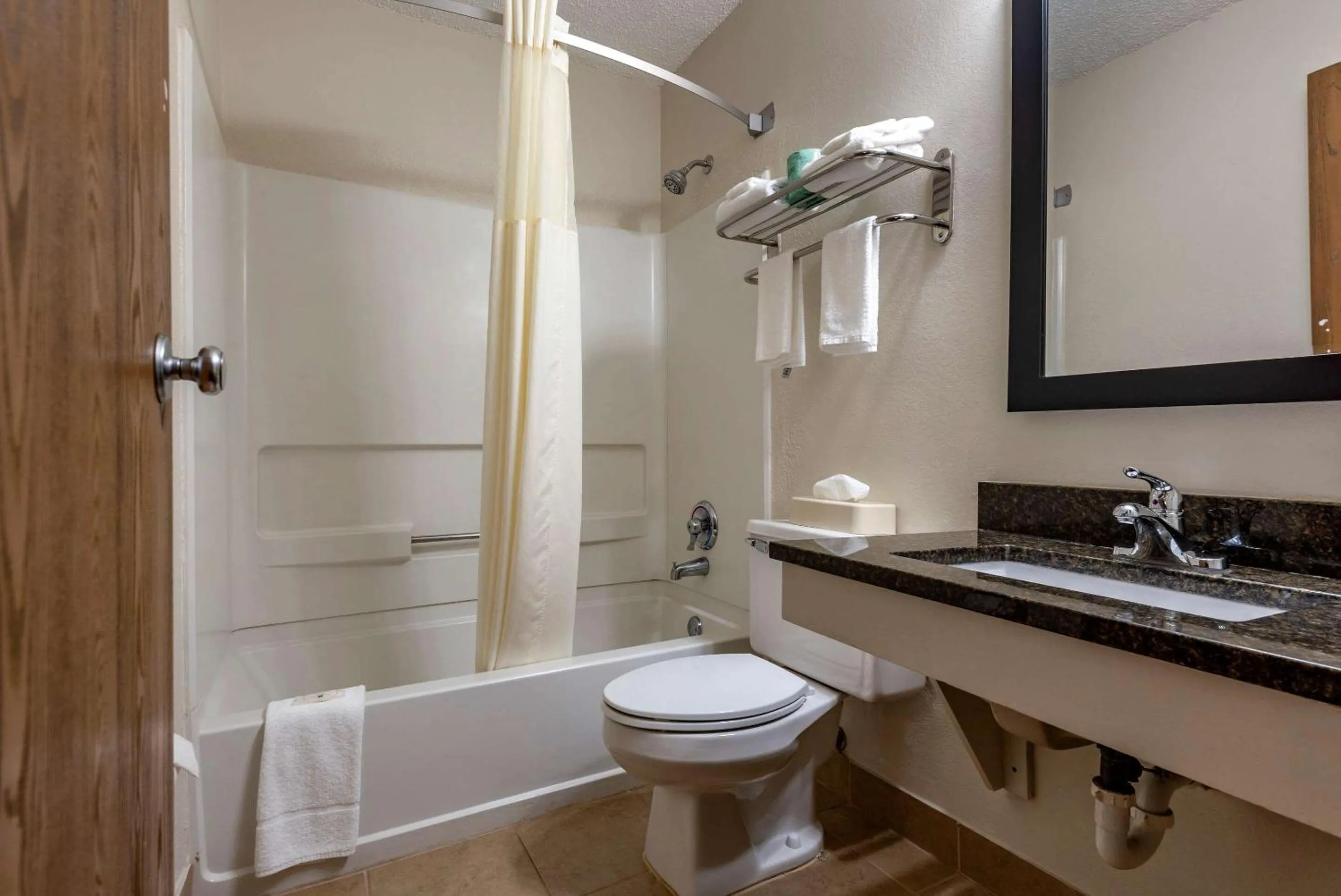 Photo of the whole room in Quality Inn & Suites Warren