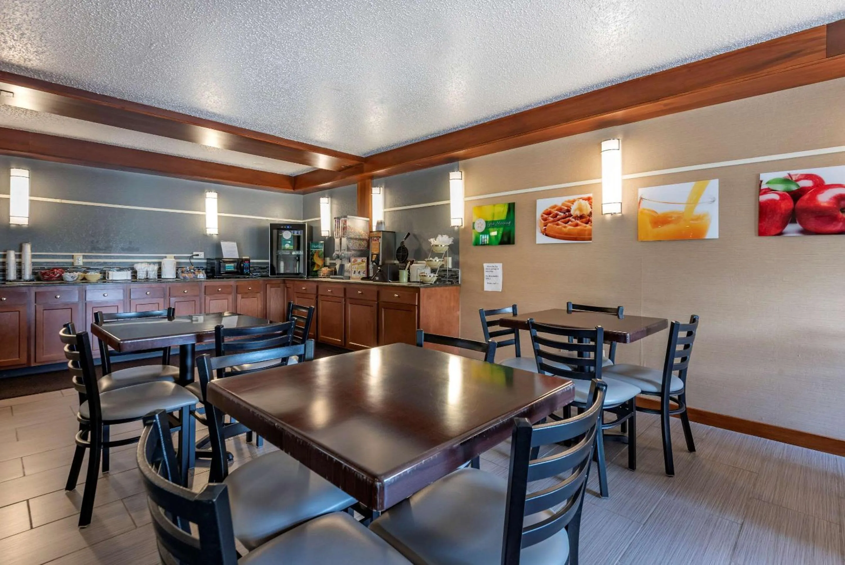 Breakfast in Quality Inn & Suites Warren