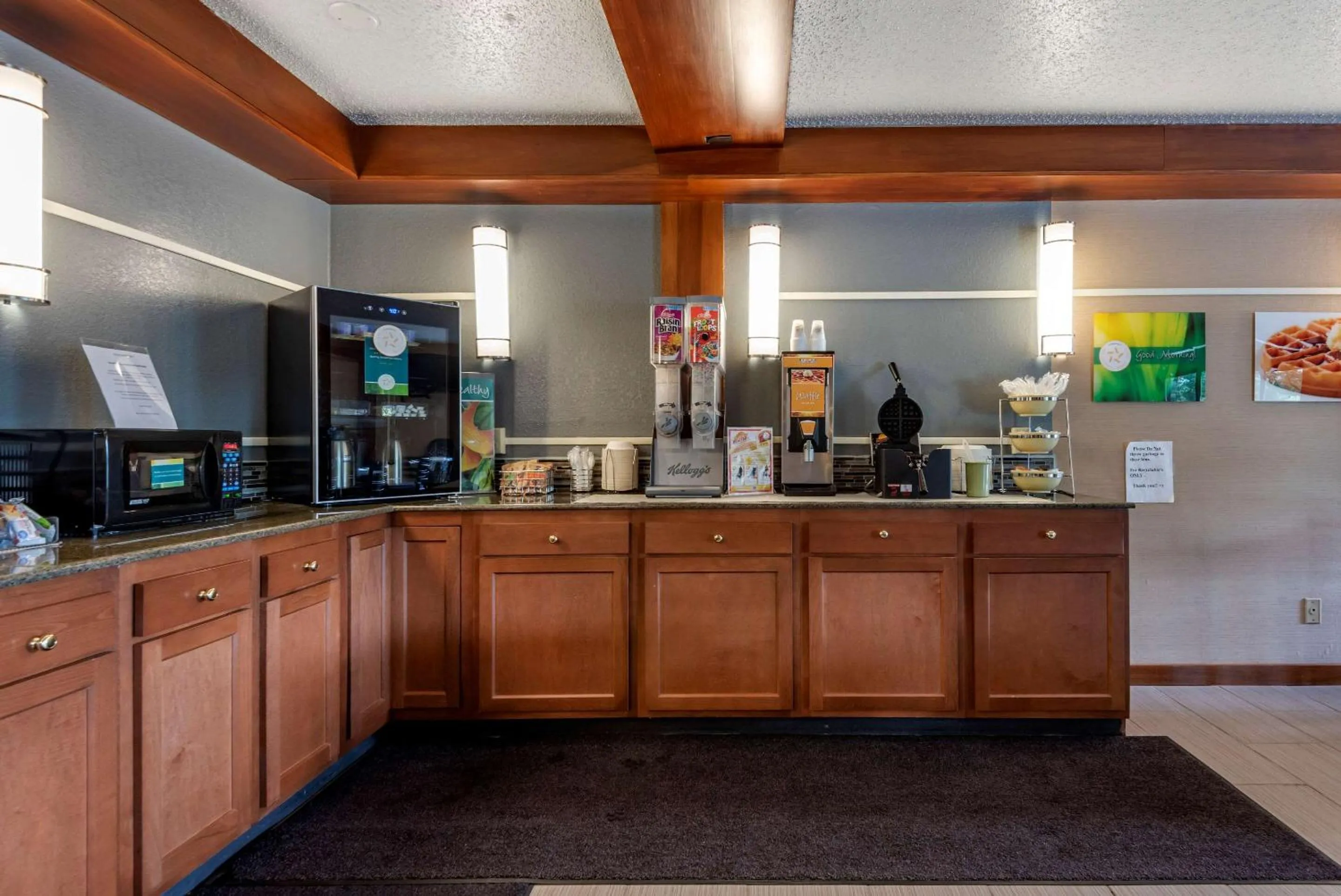 Breakfast in Quality Inn & Suites Warren