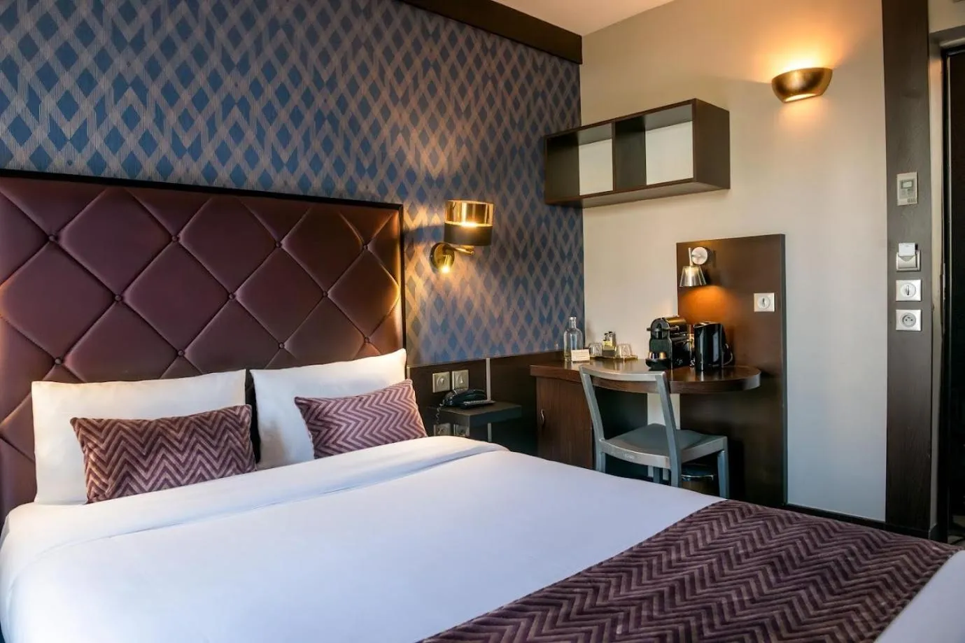 Bed in Hôtel du Parc Montparnasse