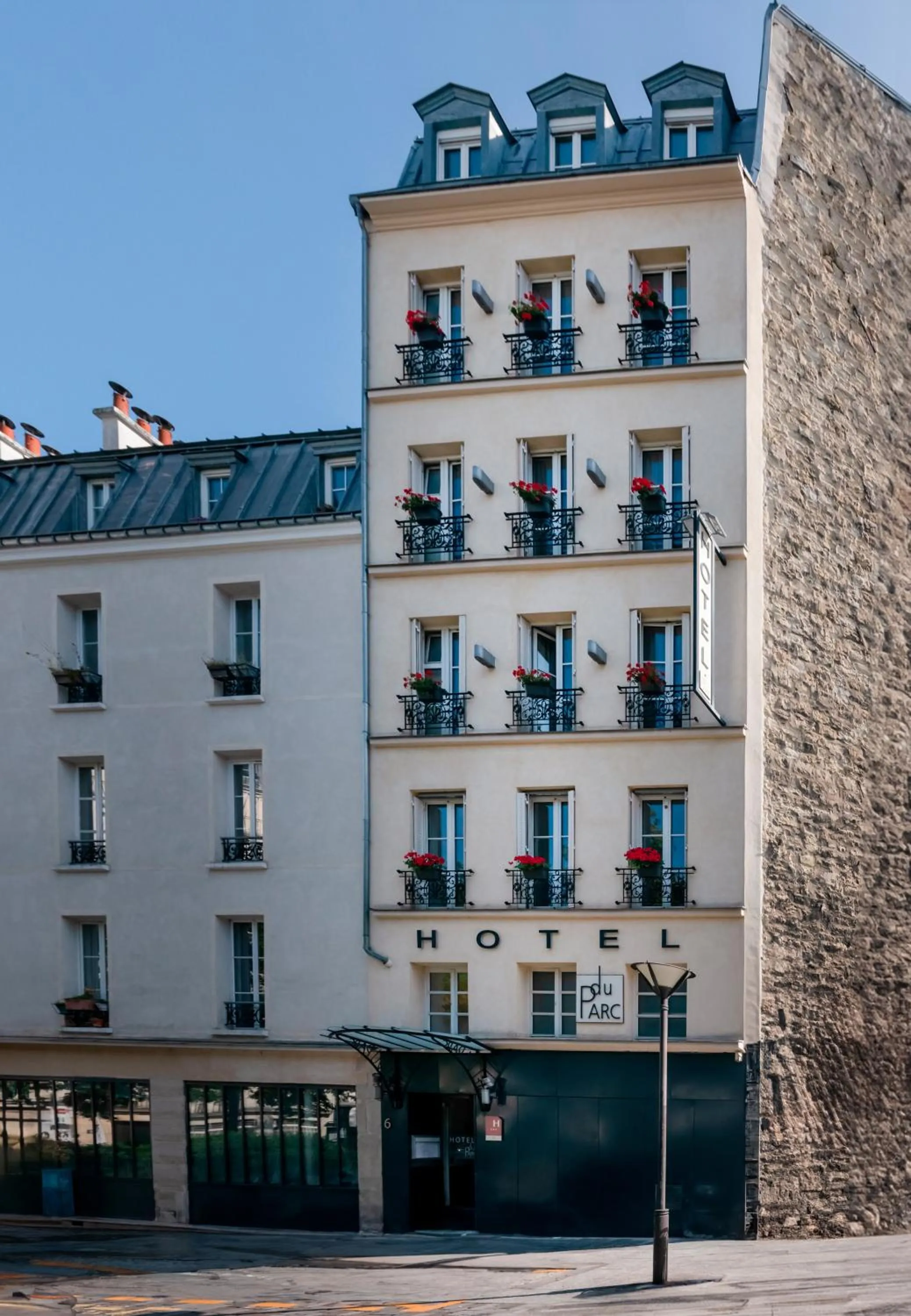 Facade/entrance in Hôtel du Parc Montparnasse