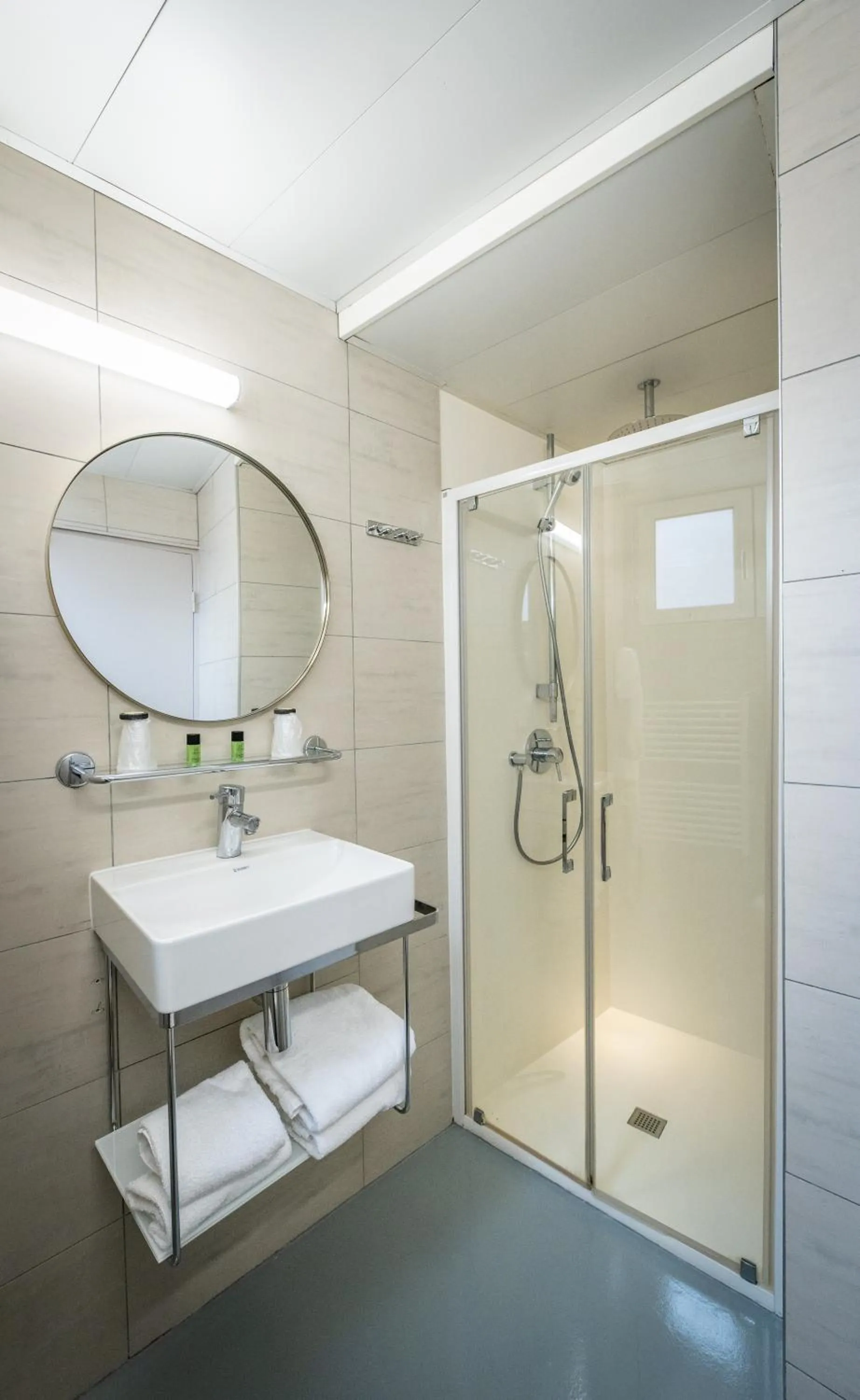 Shower in Hôtel du Parc Montparnasse