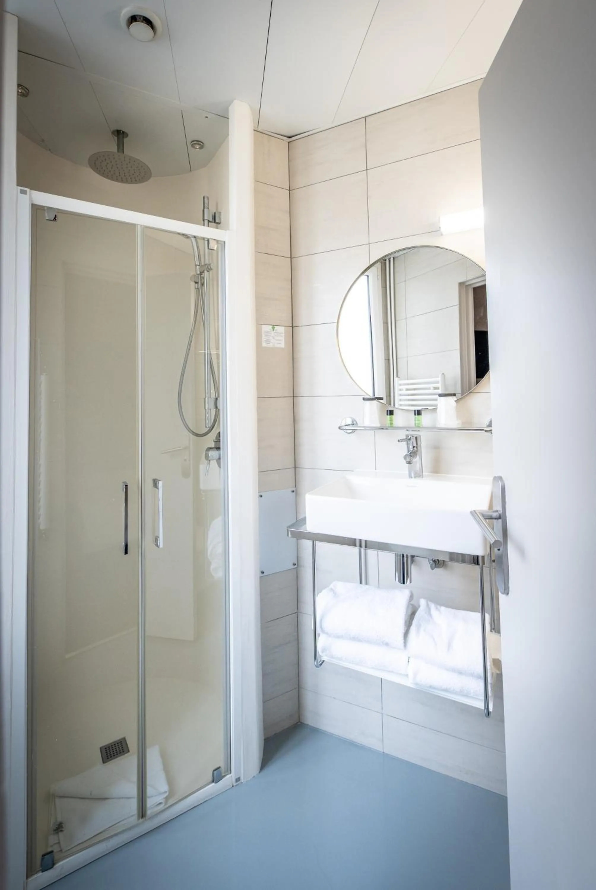 Shower in Hôtel du Parc Montparnasse
