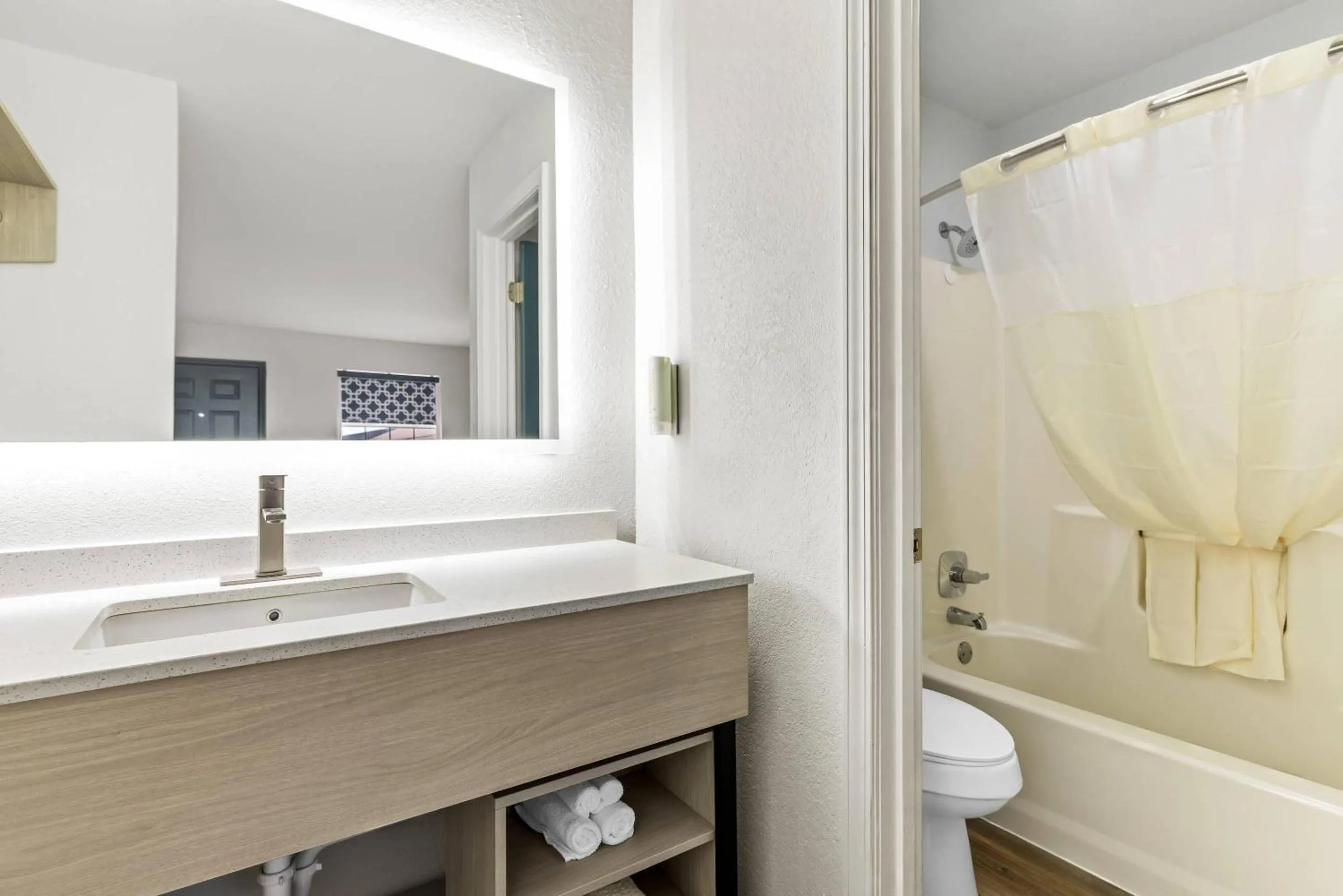 Bedroom in Rodeway Inn Muskogee