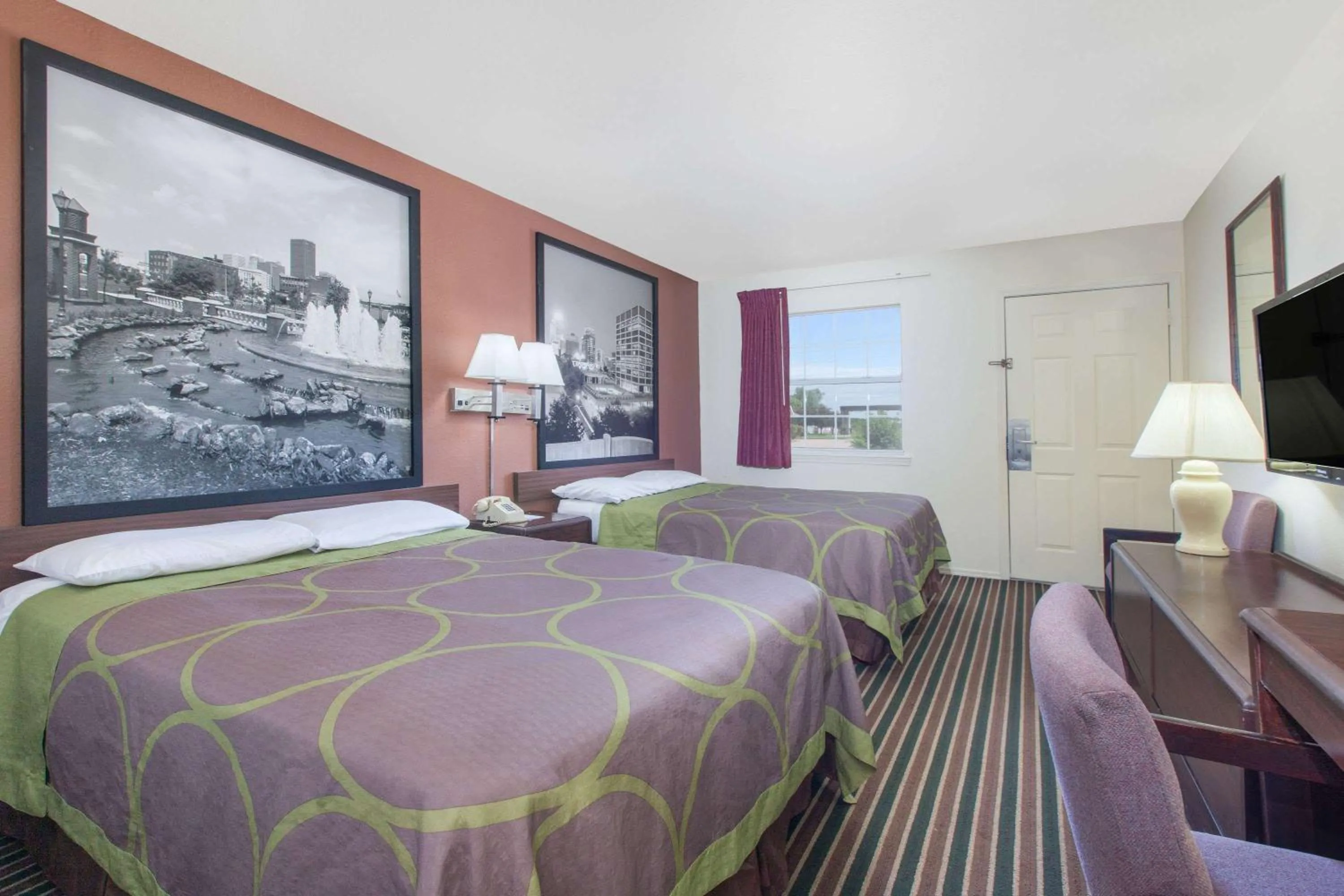 Photo of the whole room, Bed in Super 8 by Wyndham Muskogee