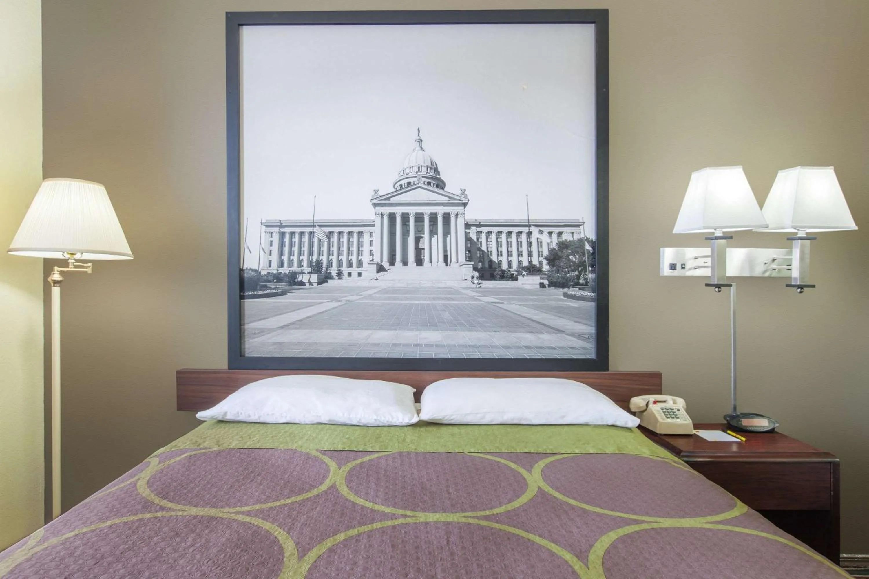 Photo of the whole room, Bed in Super 8 by Wyndham Muskogee