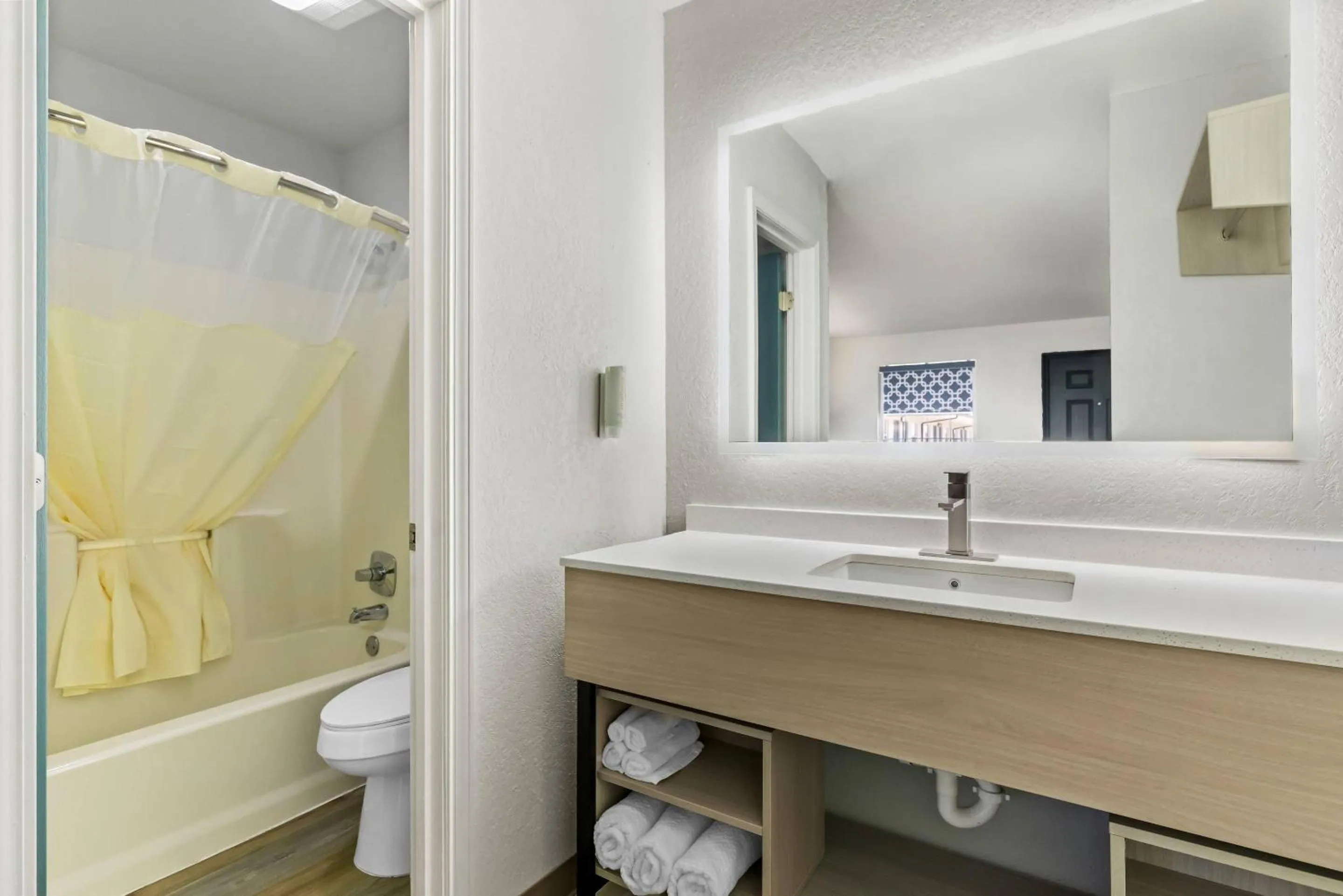 Bedroom in Rodeway Inn Muskogee