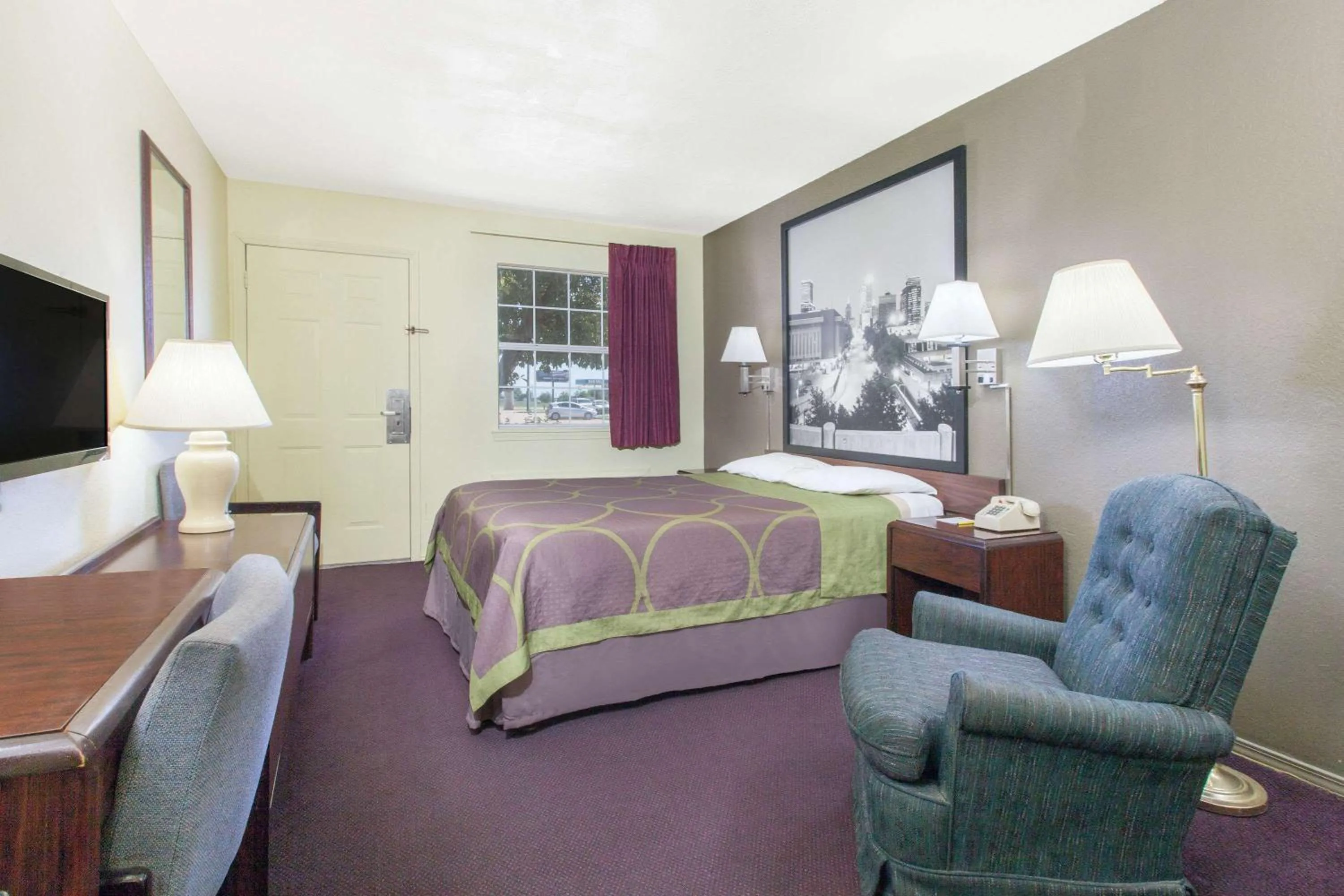 Photo of the whole room, Bed in Super 8 by Wyndham Muskogee