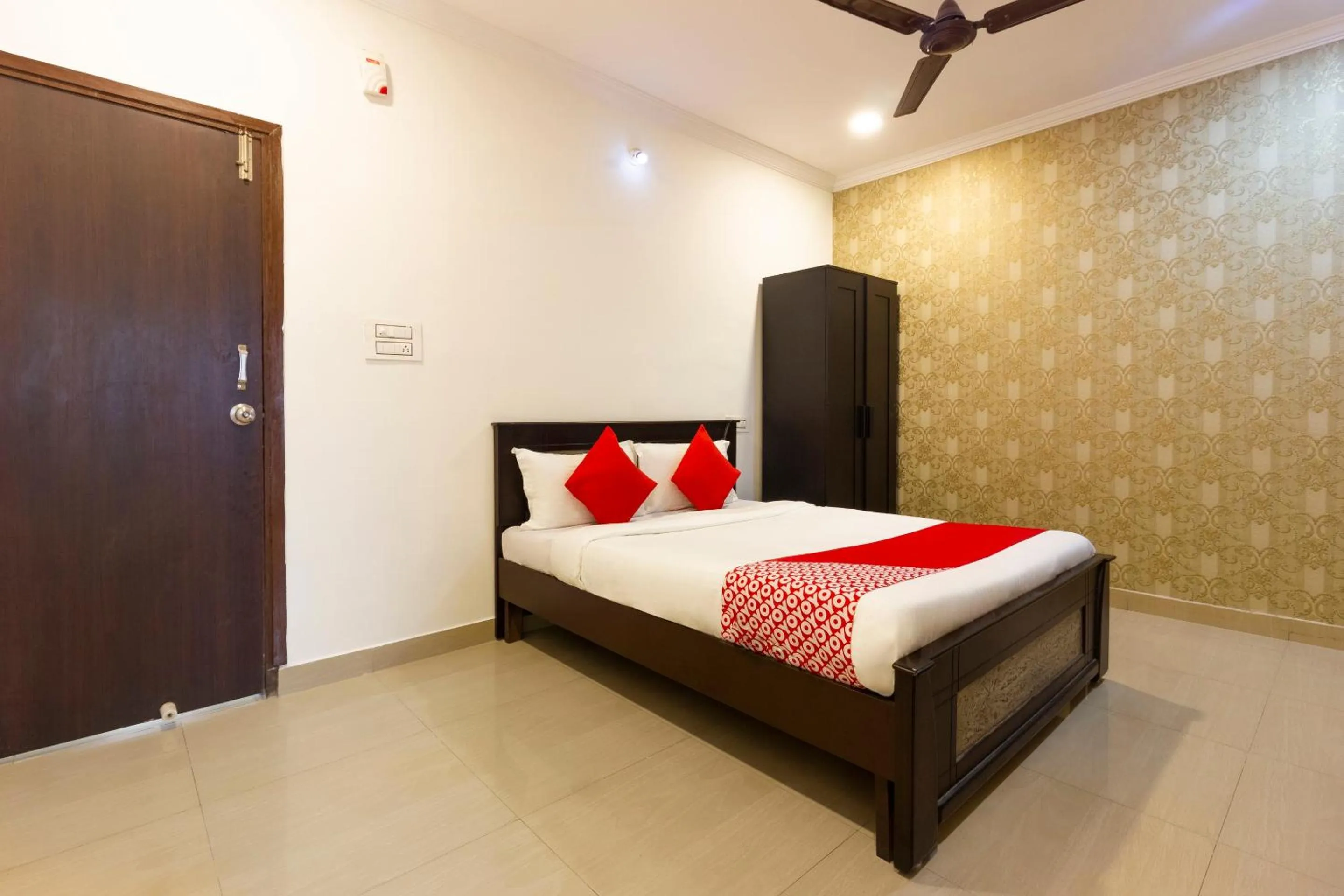 Bedroom, Bed in Super Hotel O Alpine Glow Heights