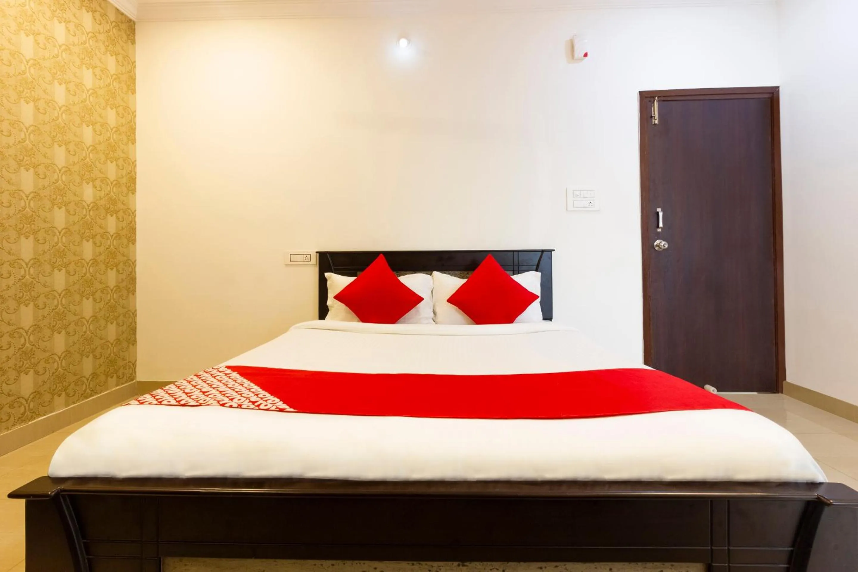 Bedroom, Bed in Super Hotel O Alpine Glow Heights