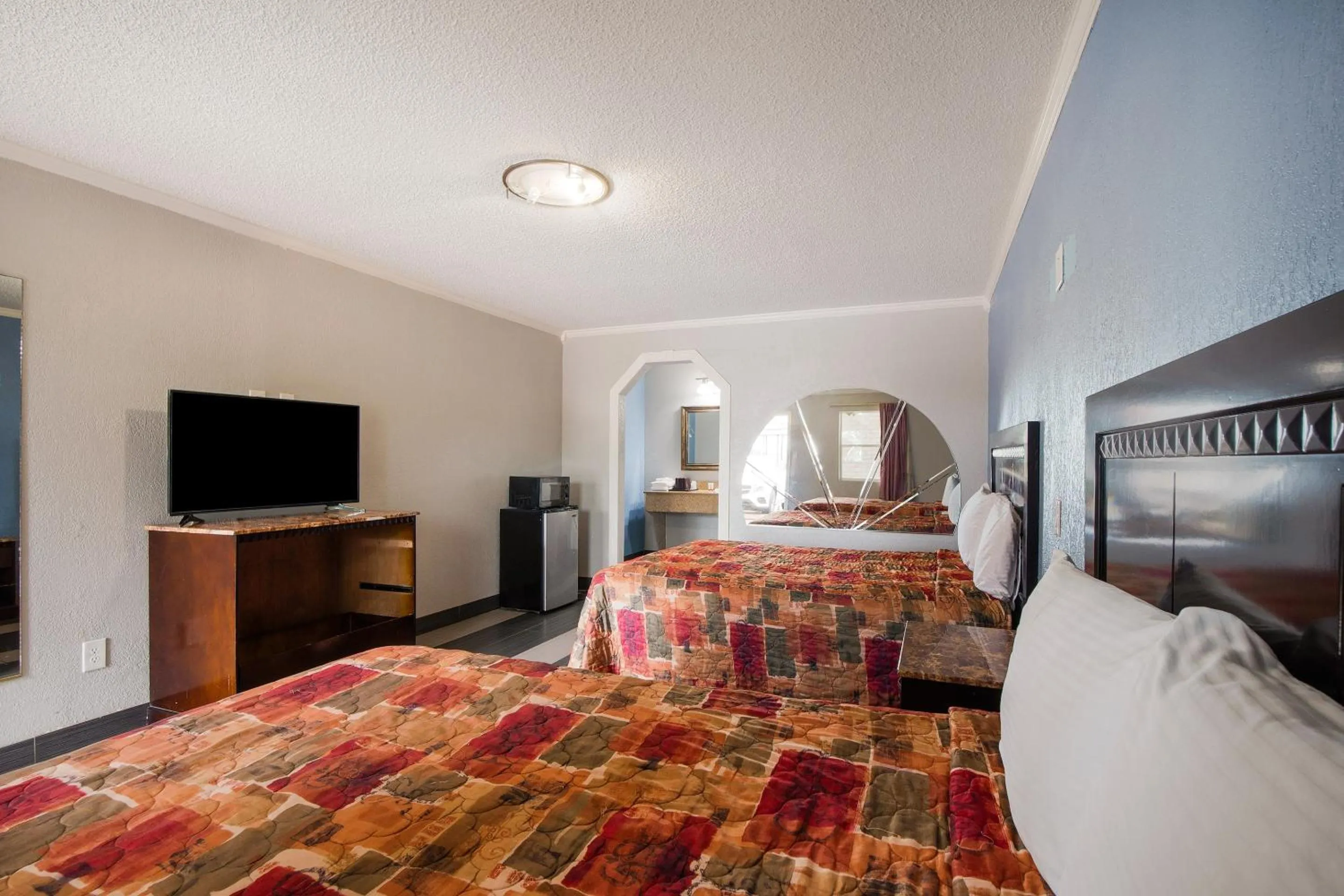 Bedroom, TV/Entertainment Center in OYO Hotel Houston I-69 & I-610