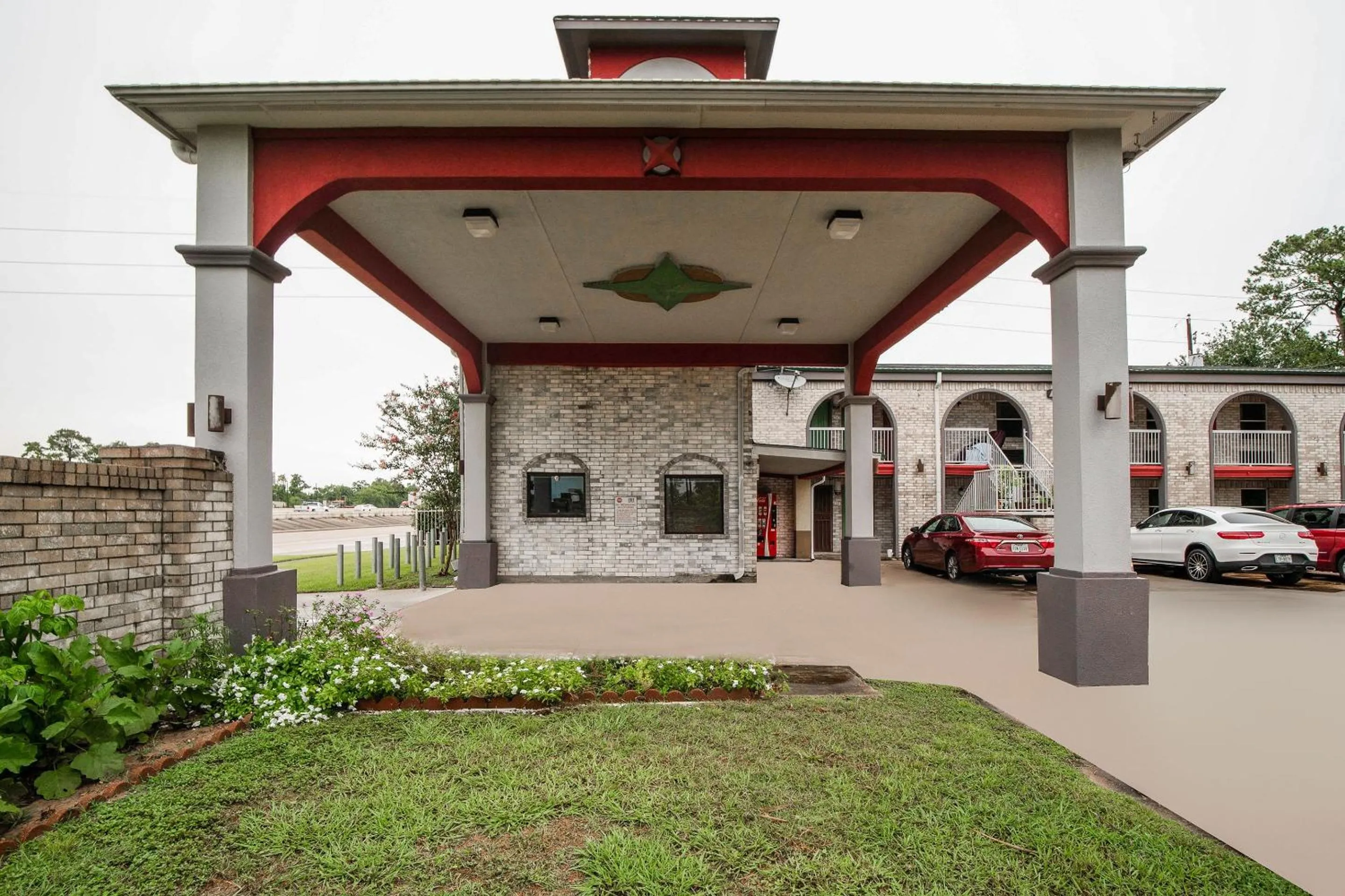Facade/entrance in OYO Hotel Houston I-69 & I-610