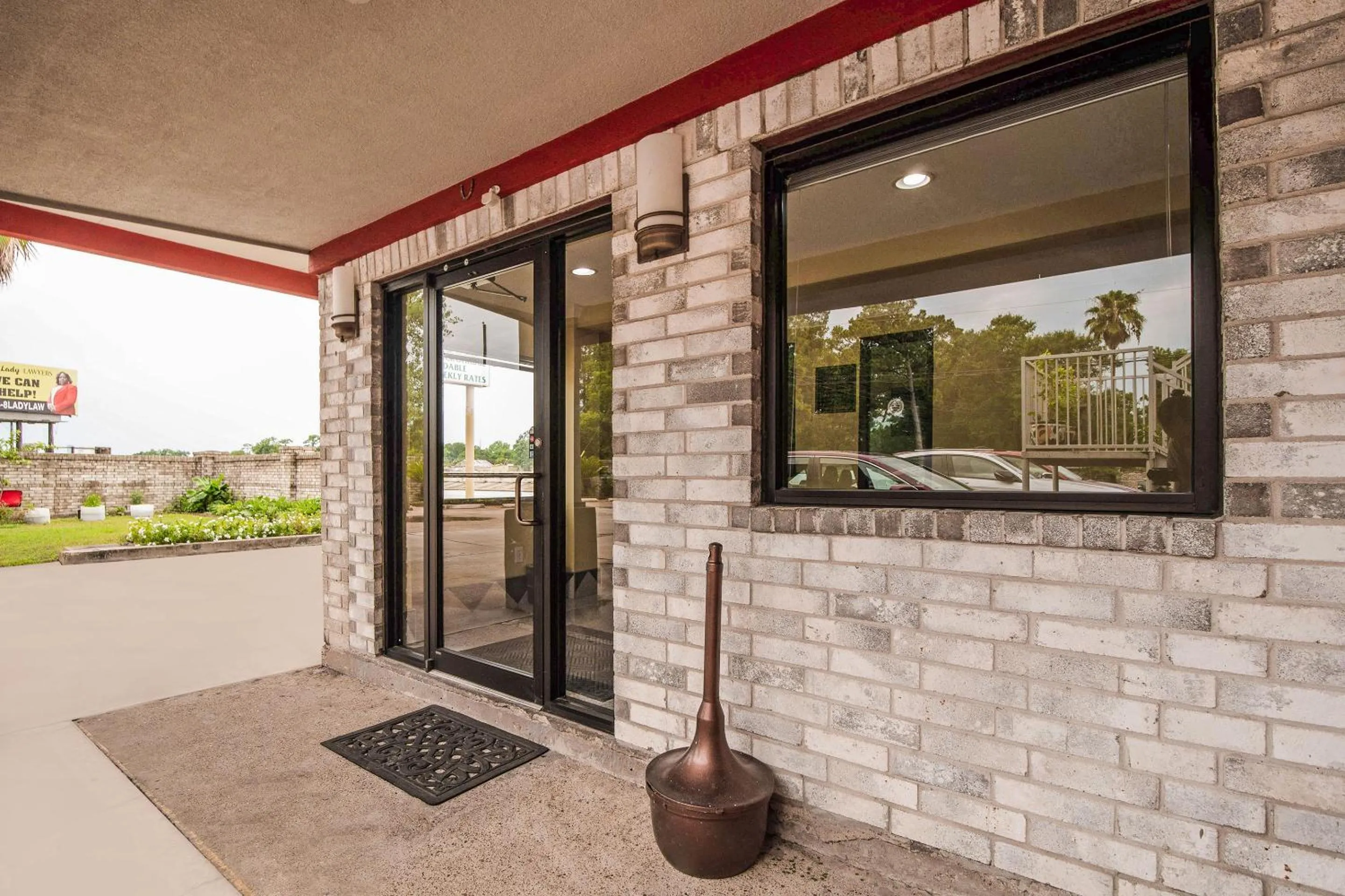 Facade/entrance in OYO Hotel Houston I-69 & I-610