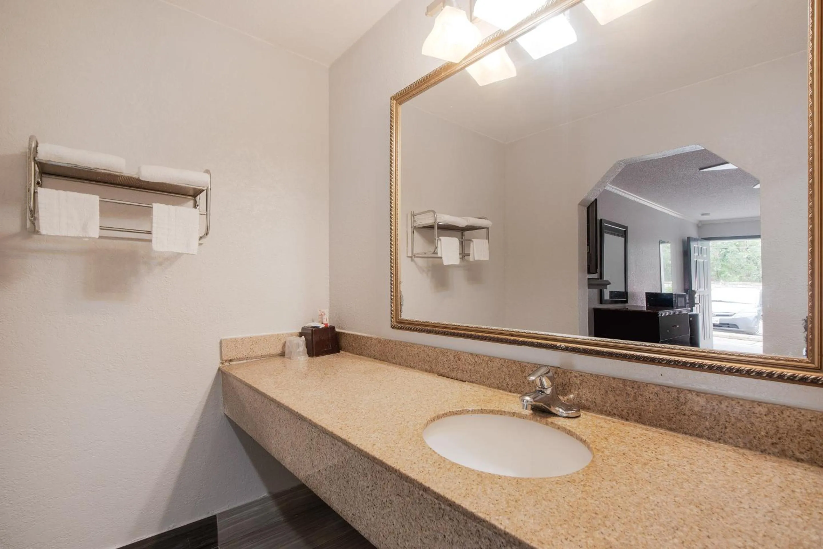 Bathroom in OYO Hotel Houston I-69 & I-610