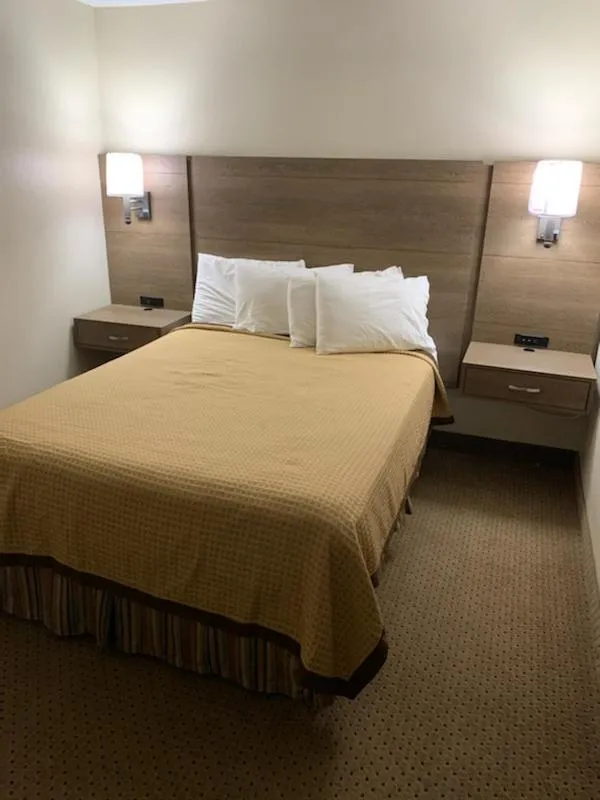 Bed in Riverside Motor Lodge - Pigeon Forge