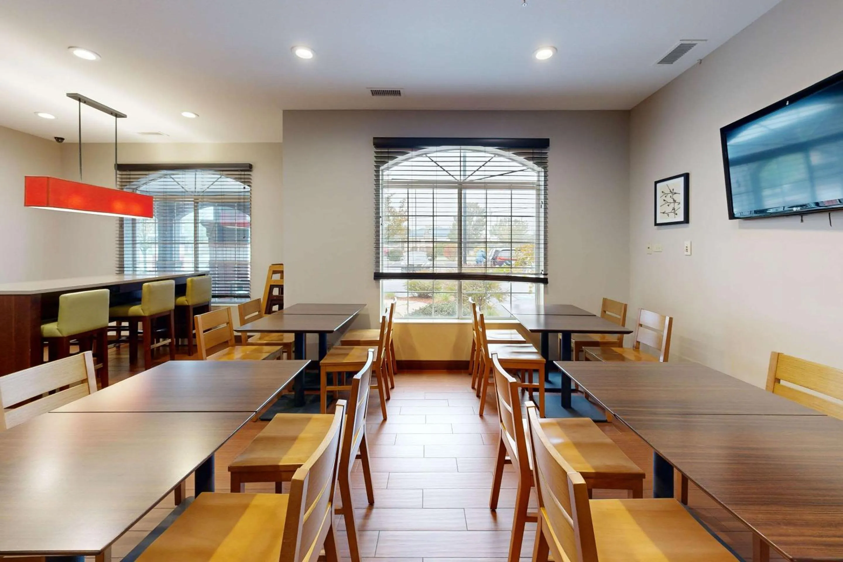 Breakfast in Country Inn & Suites by Radisson, Michigan City, IN