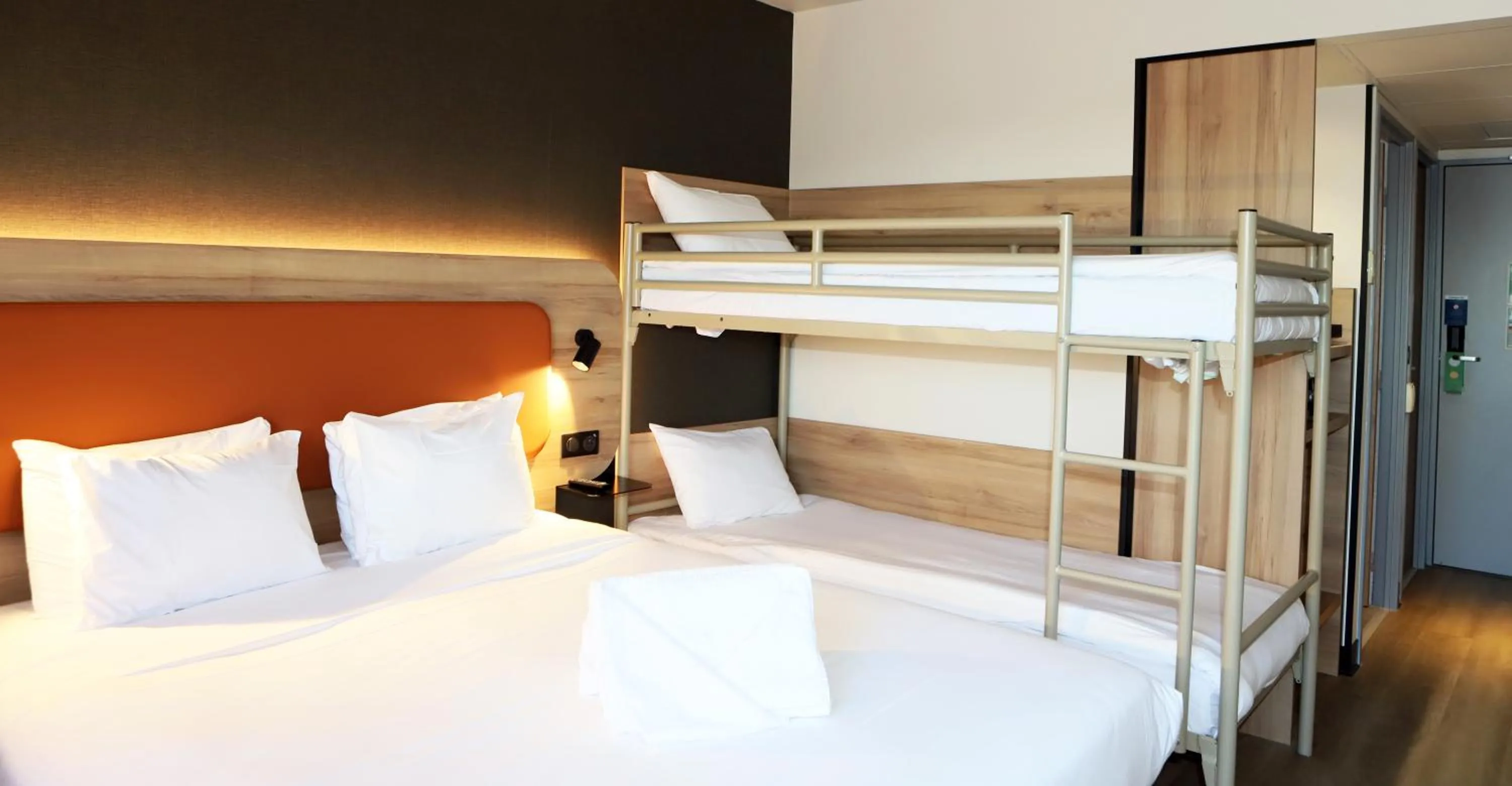 Bedroom, Bed in Campanile Toulouse Balma - Cité de l'Espace