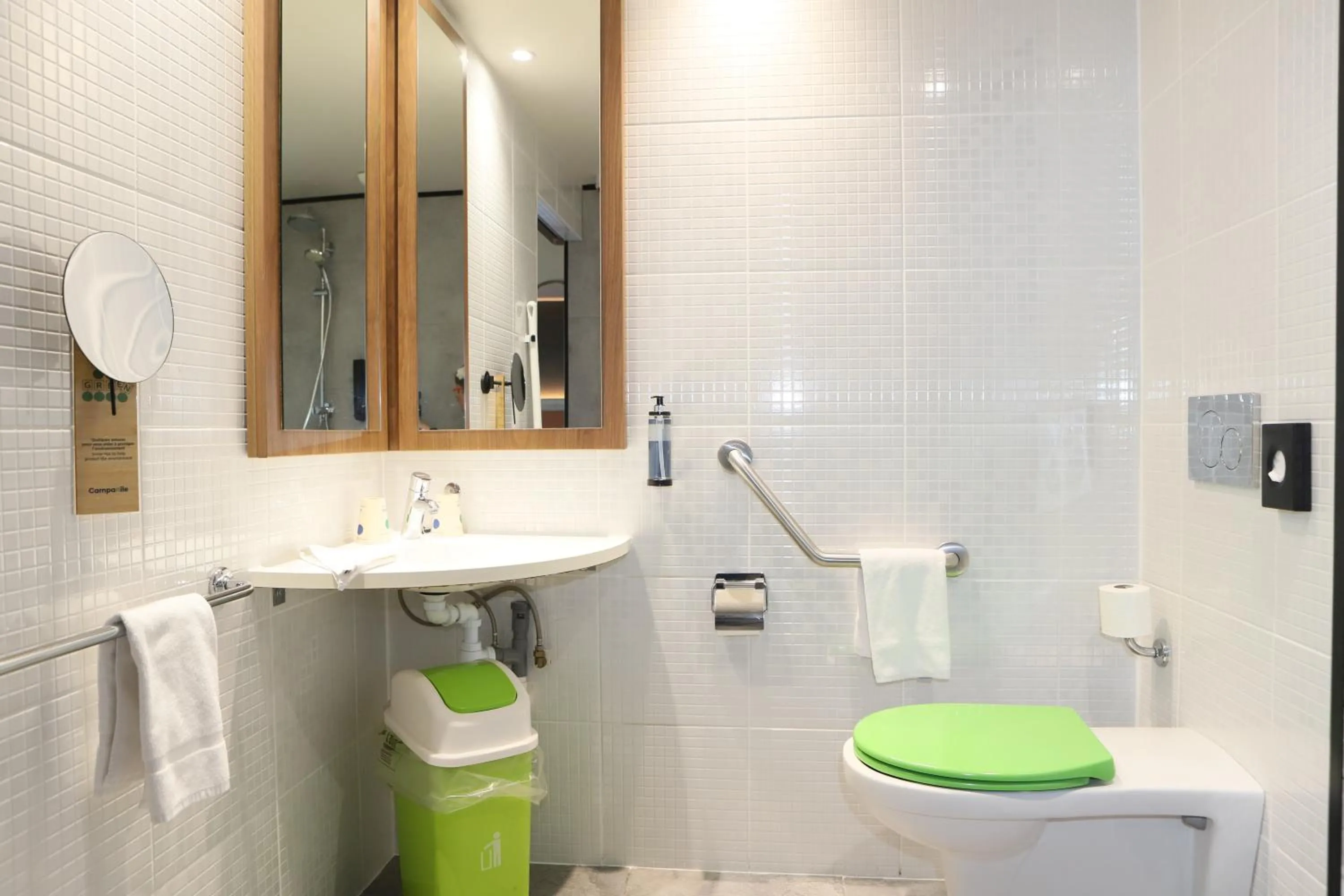 Bathroom in Campanile Toulouse Balma - Cité de l'Espace