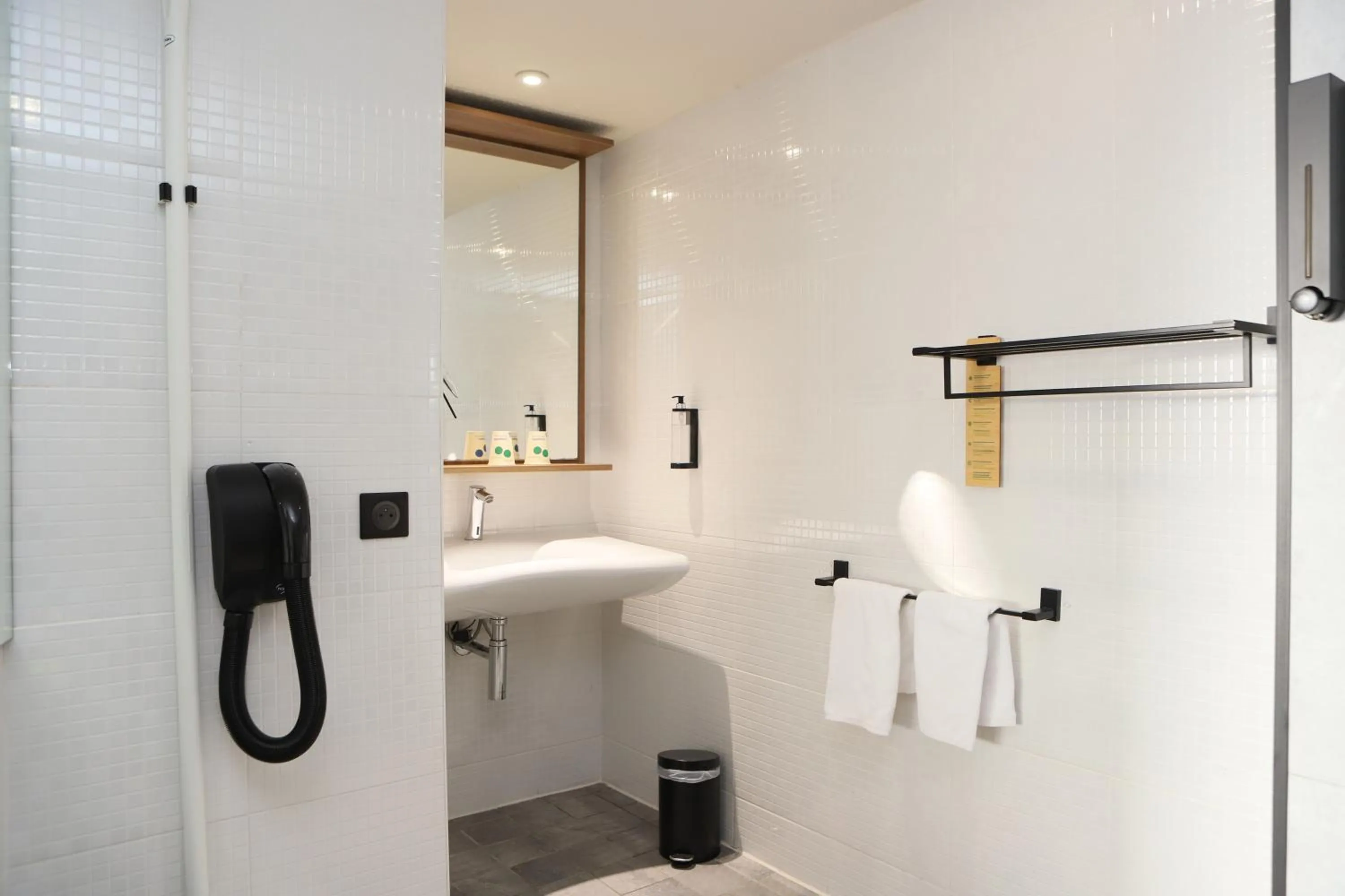 Bathroom in Campanile Toulouse Balma - Cité de l'Espace