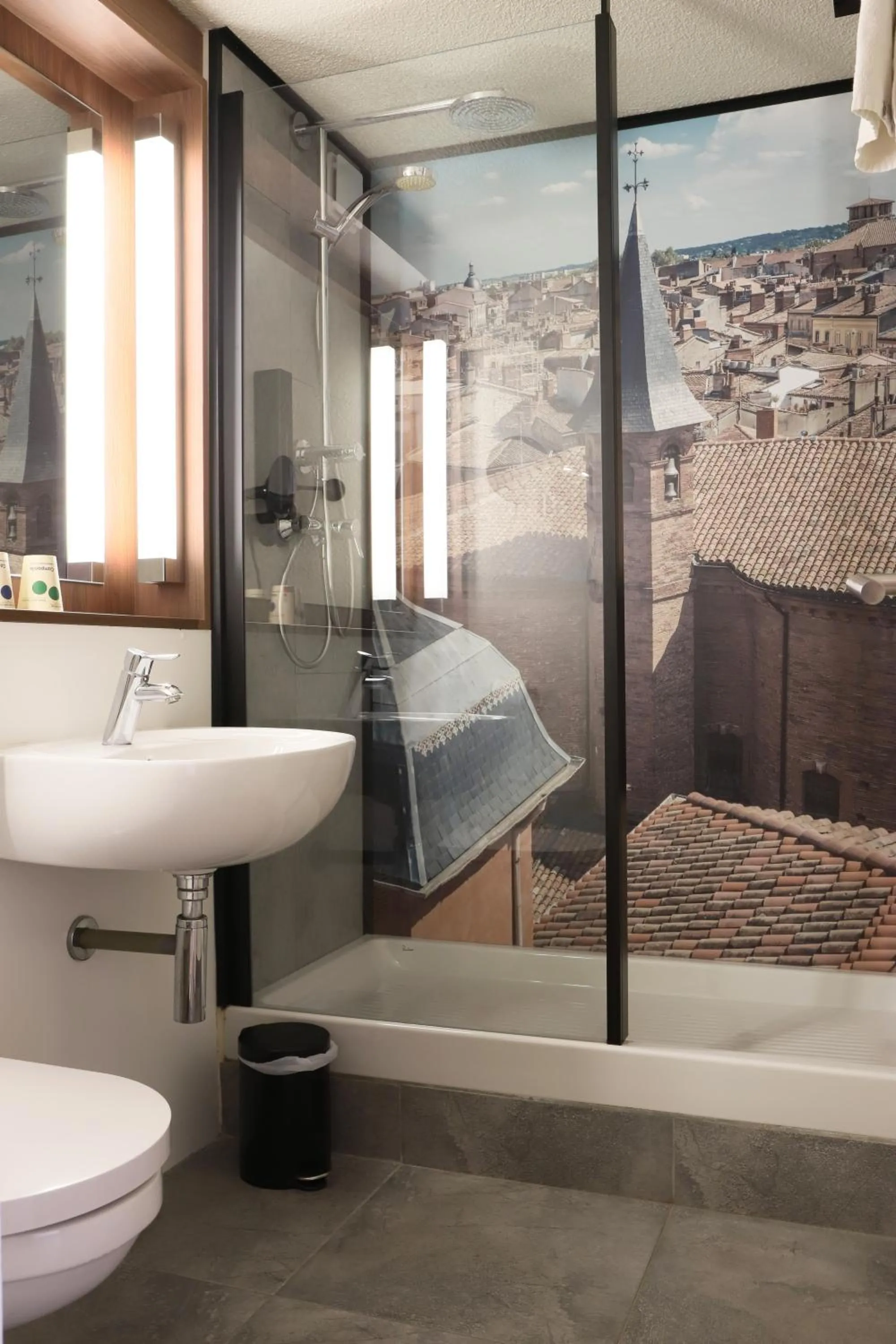 Bathroom in Campanile Toulouse Balma - Cité de l'Espace