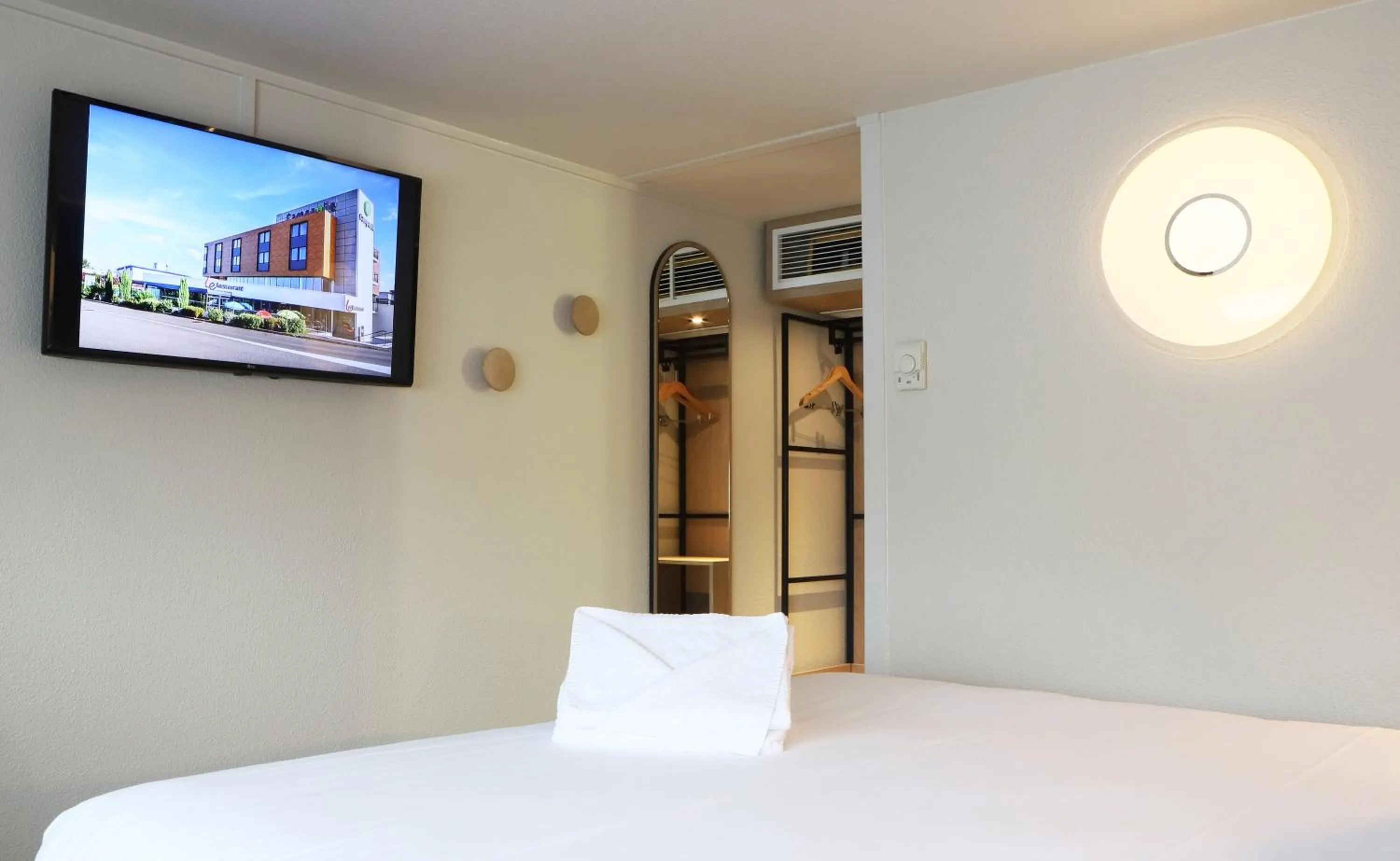 Photo of the whole room, Bed in Campanile Toulouse Balma - Cité de l'Espace