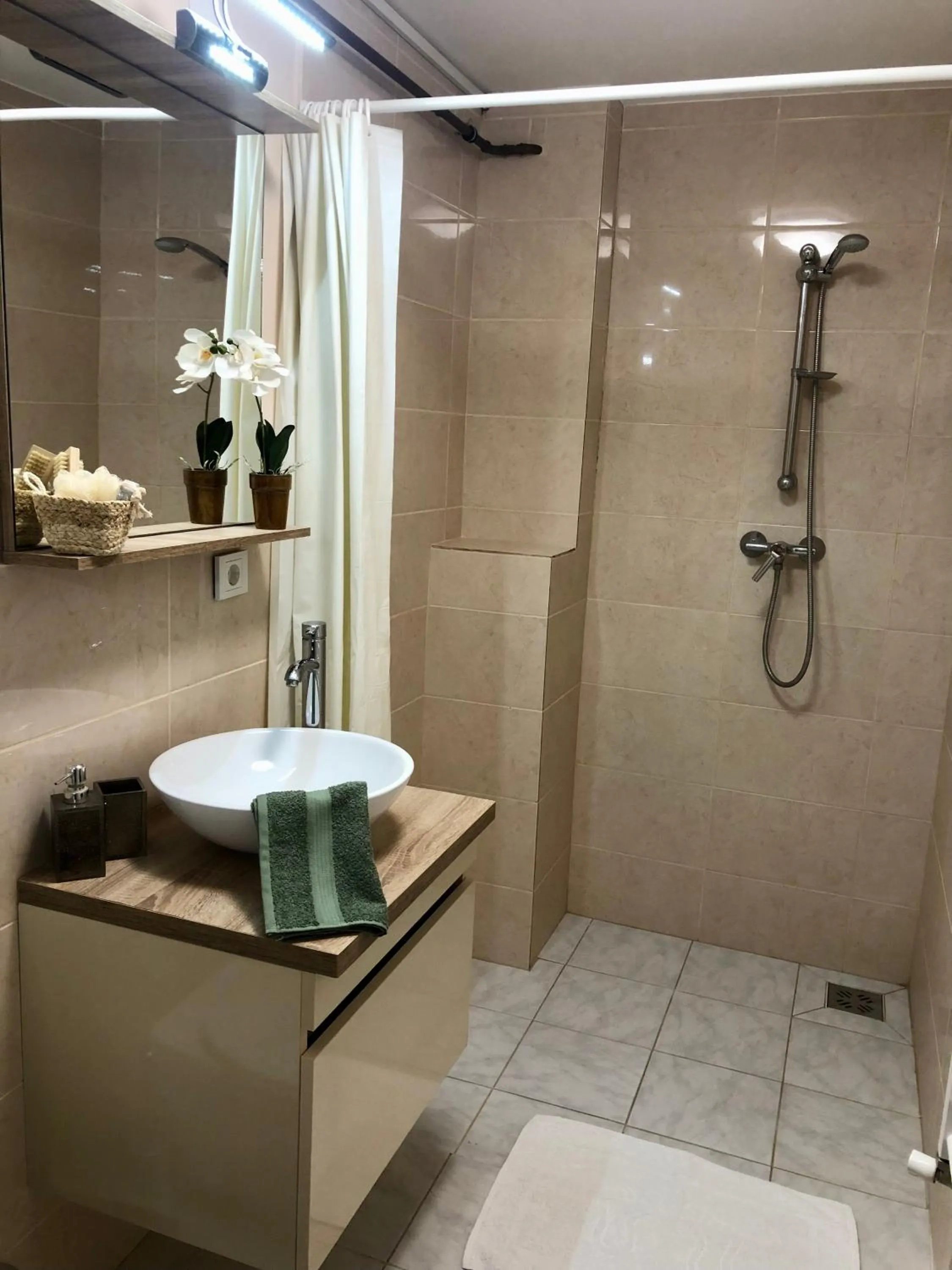 Bathroom in Alenso Guesthouse