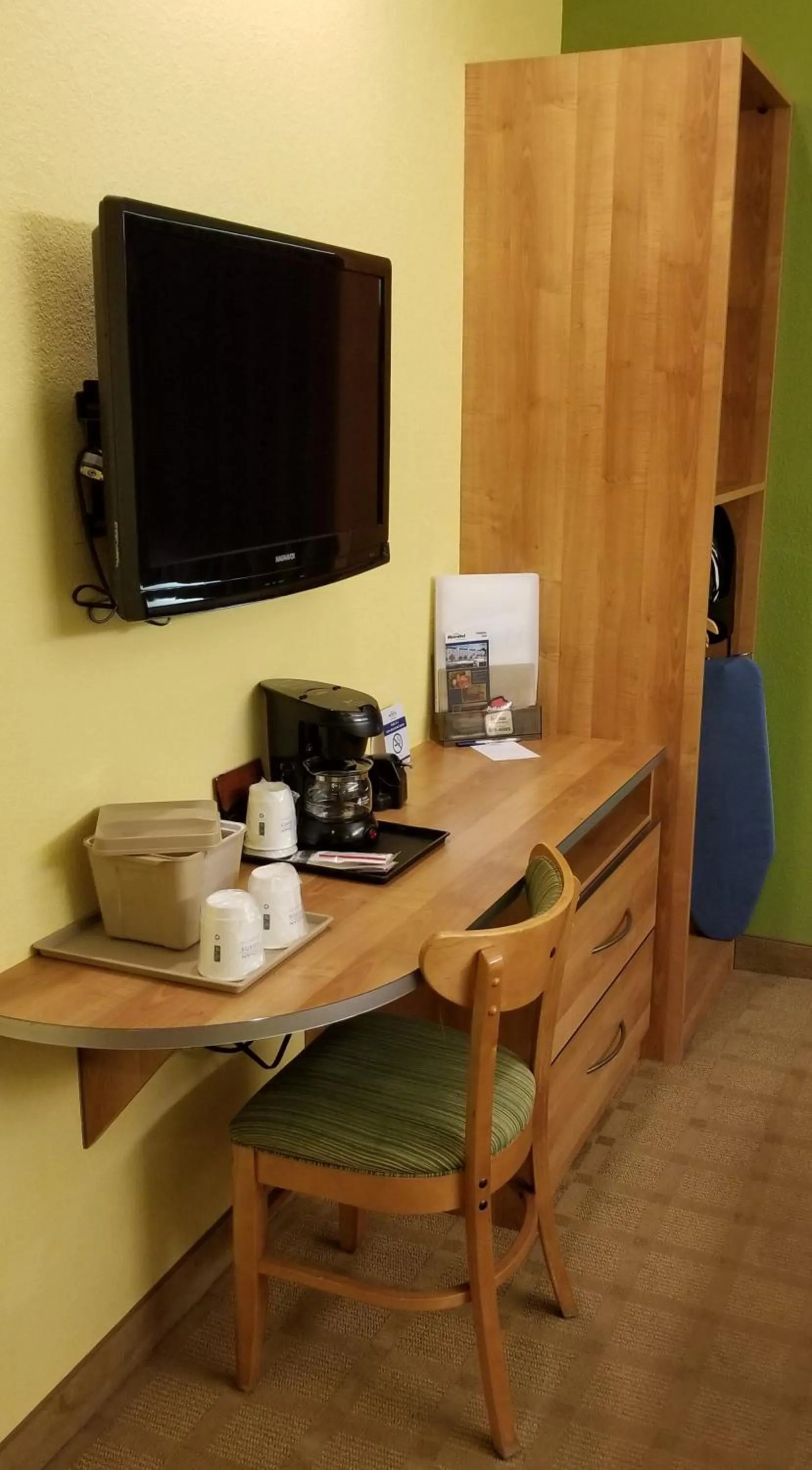 TV and multimedia in Microtel Inn & Suites by Wyndham Delphos