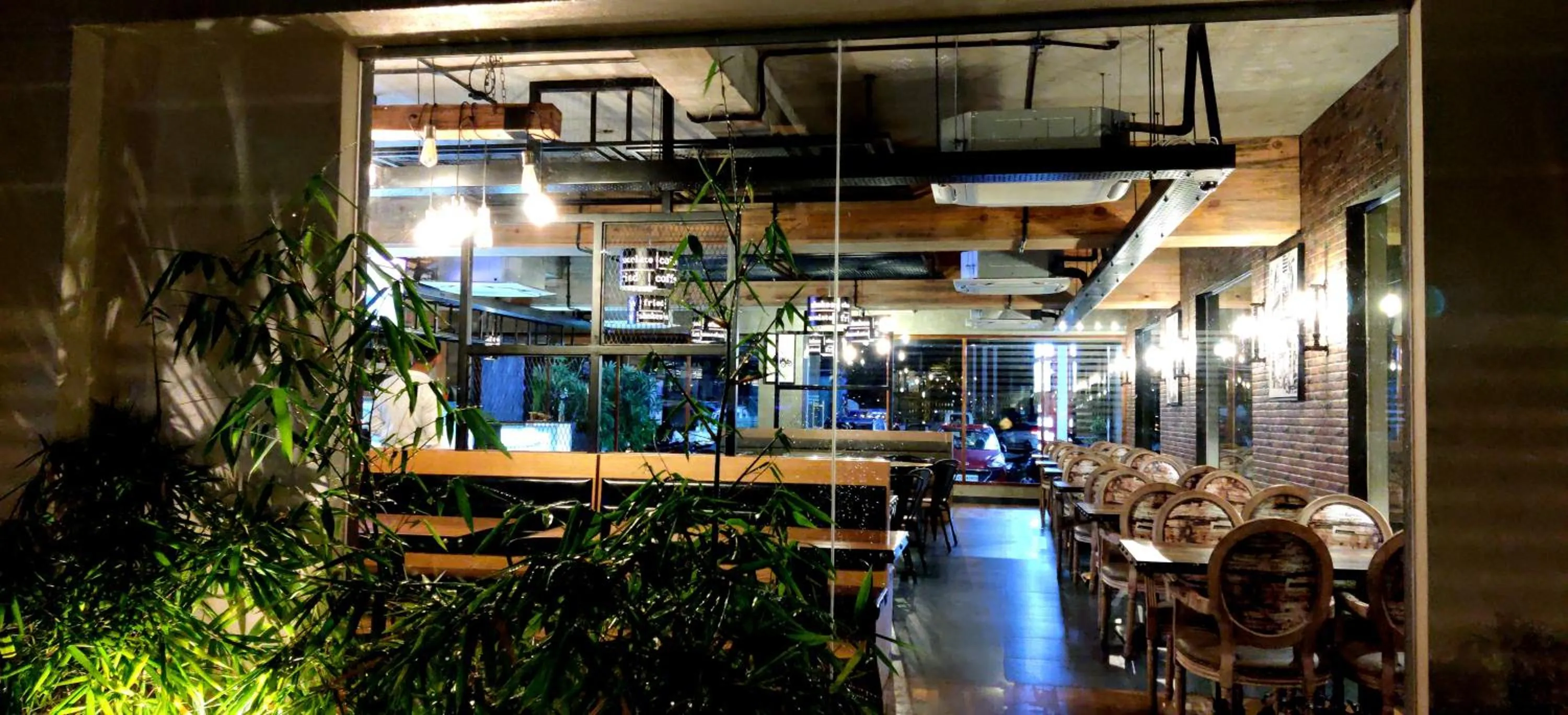 Restaurant/places to eat in Hotel RK Gardenia