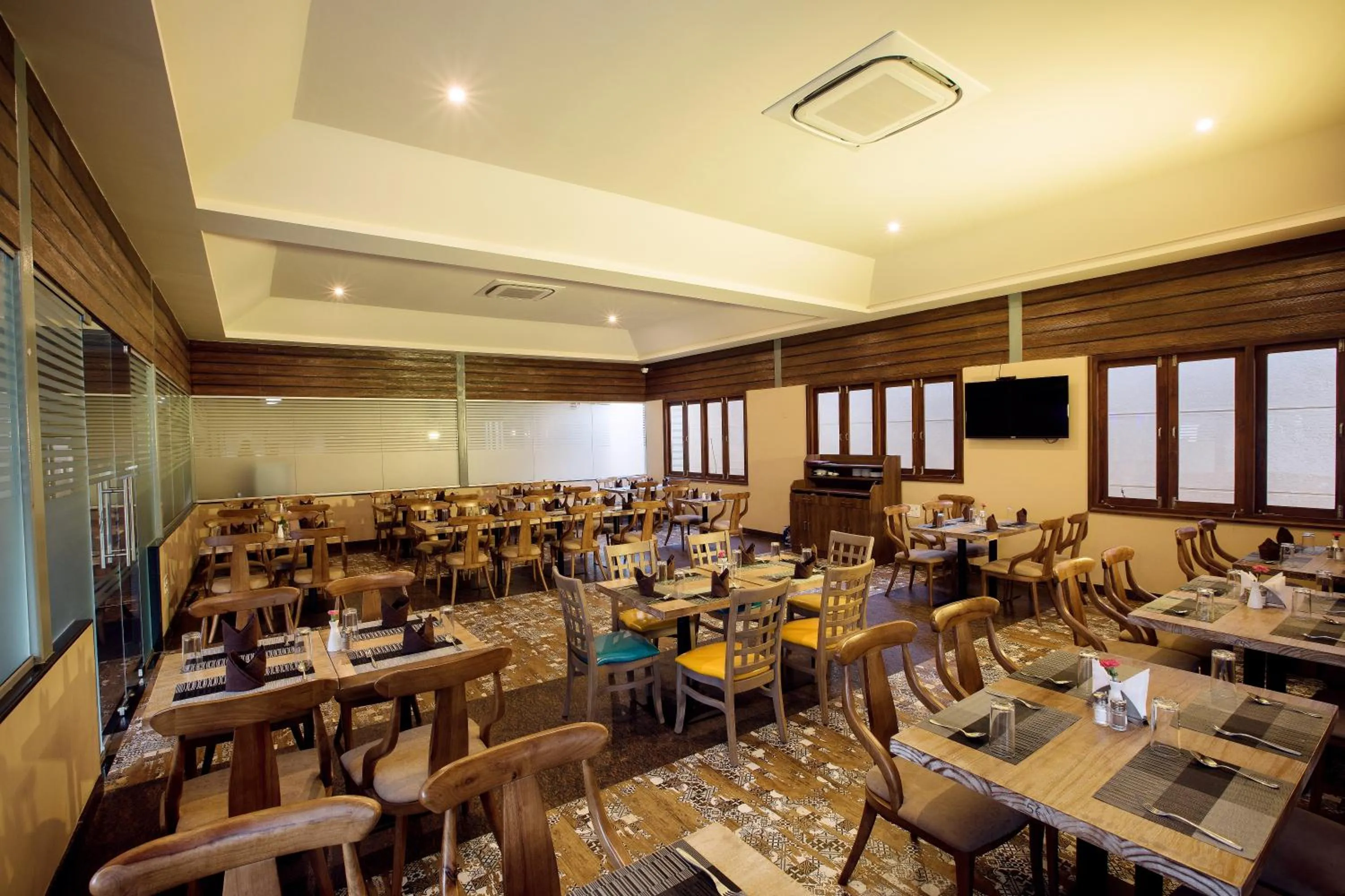 Restaurant/places to eat in Hotel RK Gardenia