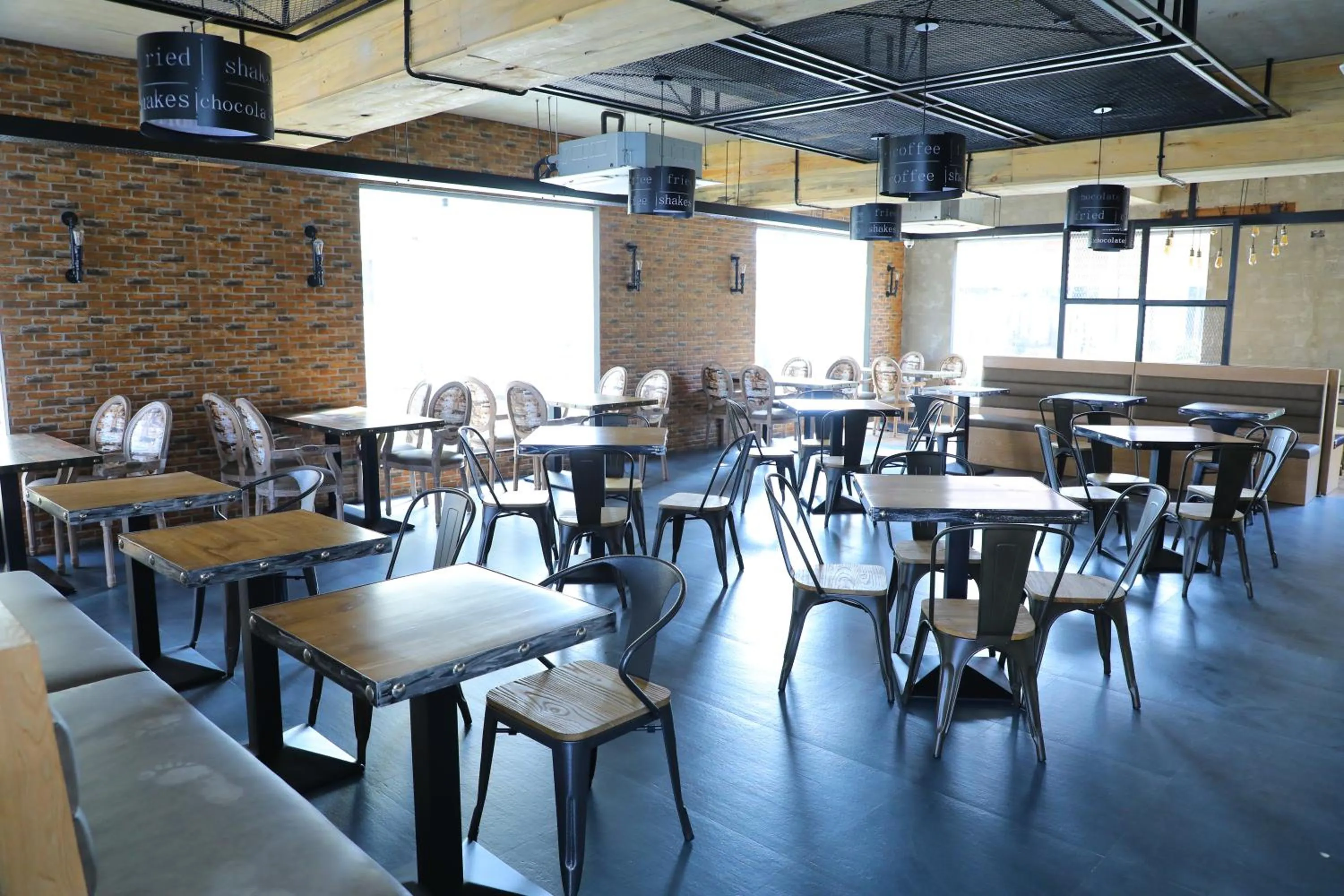 Restaurant/places to eat in Hotel RK Gardenia