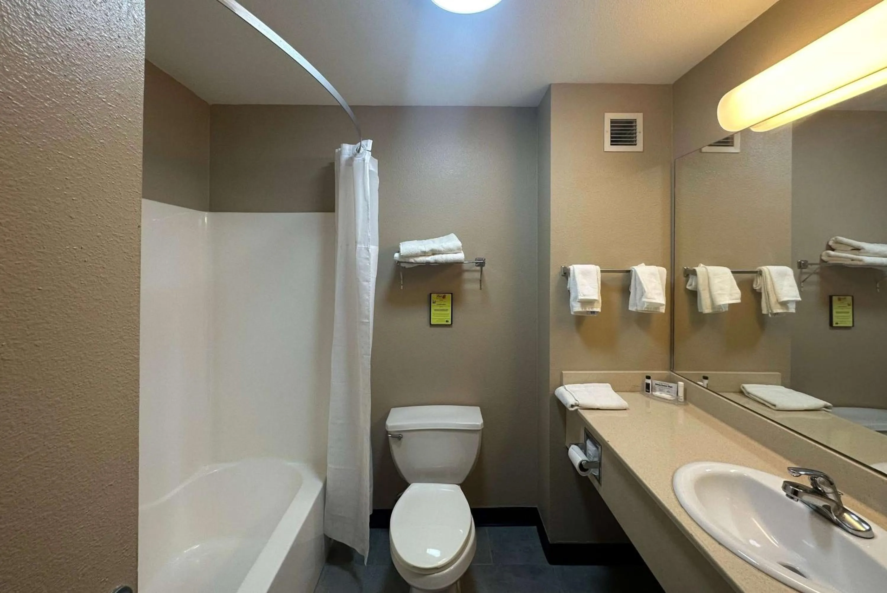 TV and multimedia in Super 8 by Wyndham Columbia East