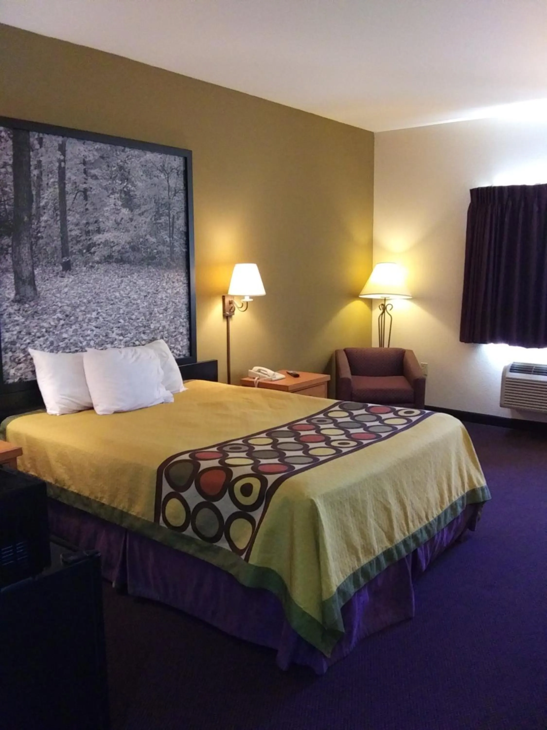 Bedroom, Bed in Super 8 by Wyndham Columbia East