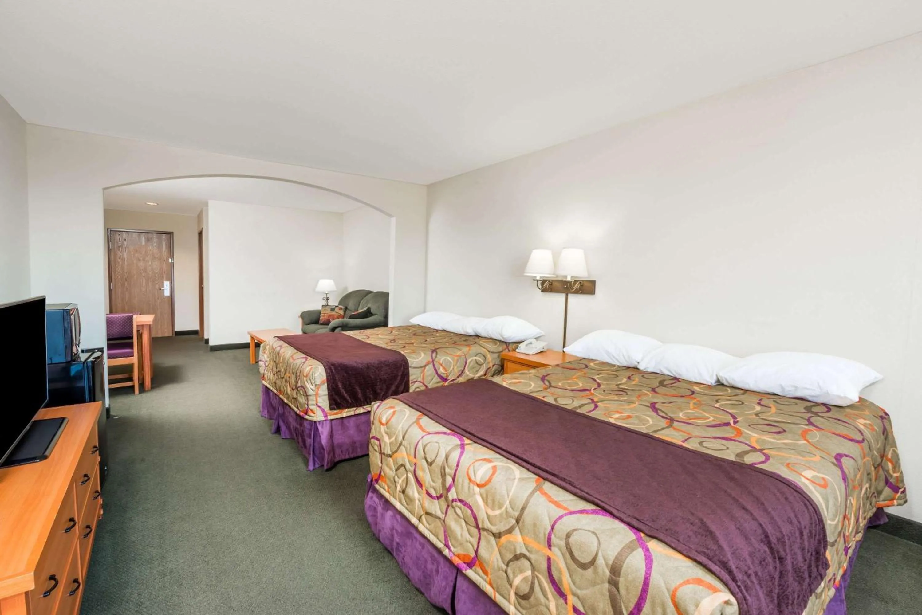 Photo of the whole room, Bed in Super 8 by Wyndham Columbia East