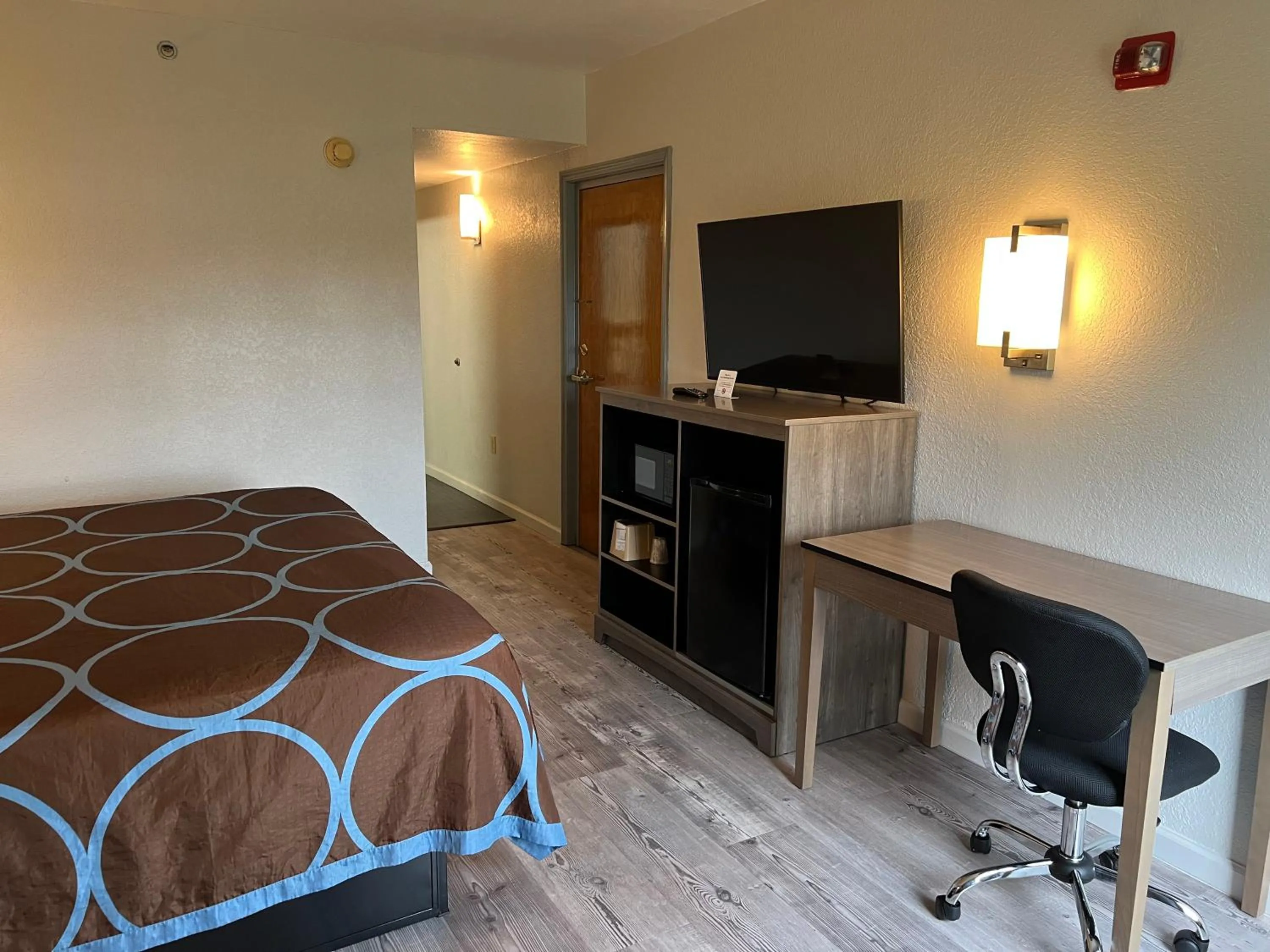 Photo of the whole room, Bed in Super 8 by Wyndham Clemmons - Bermuda Run - Winston-Salem I-40