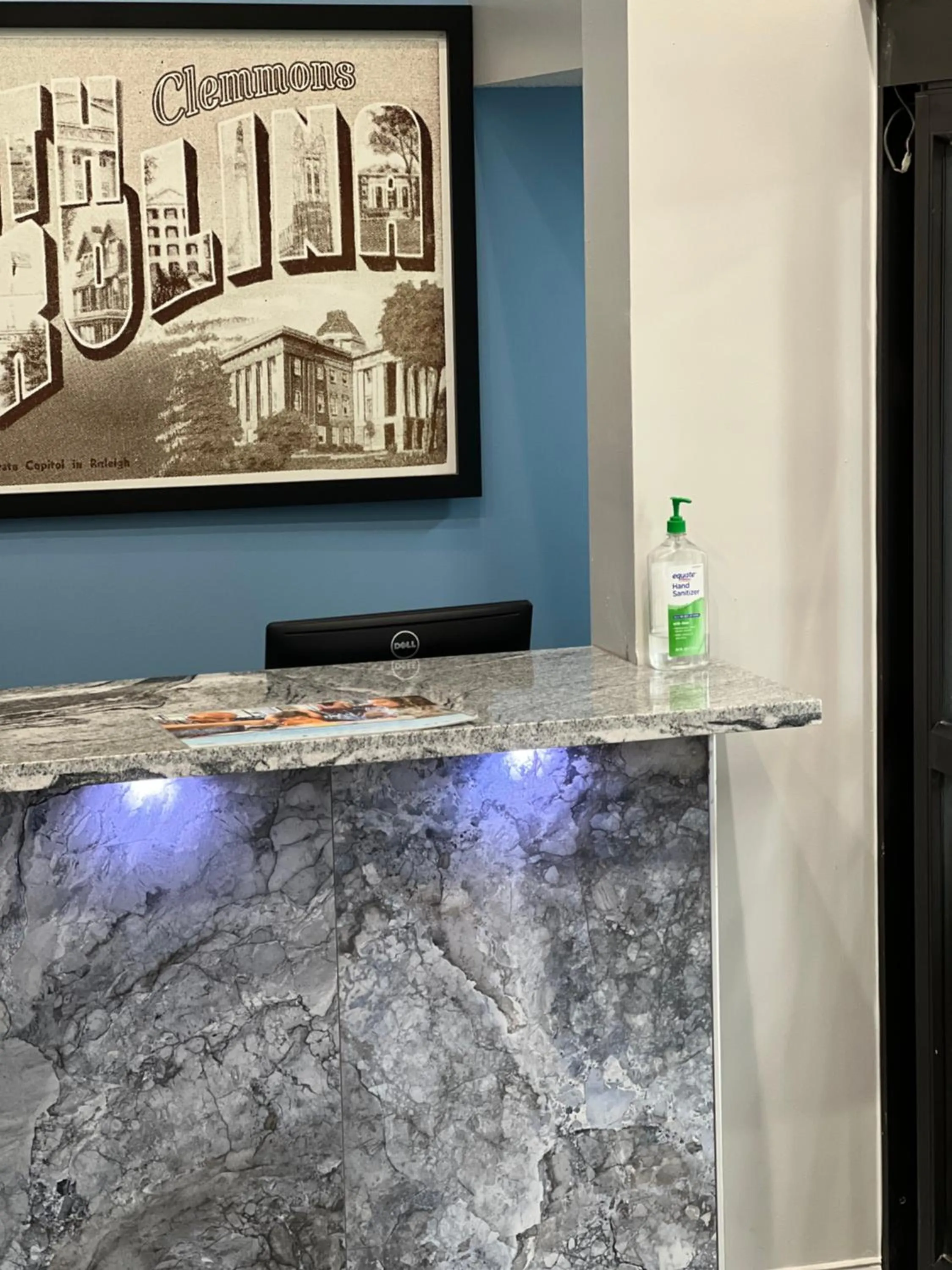 Lobby or reception in Super 8 by Wyndham Clemmons - Bermuda Run - Winston-Salem I-40