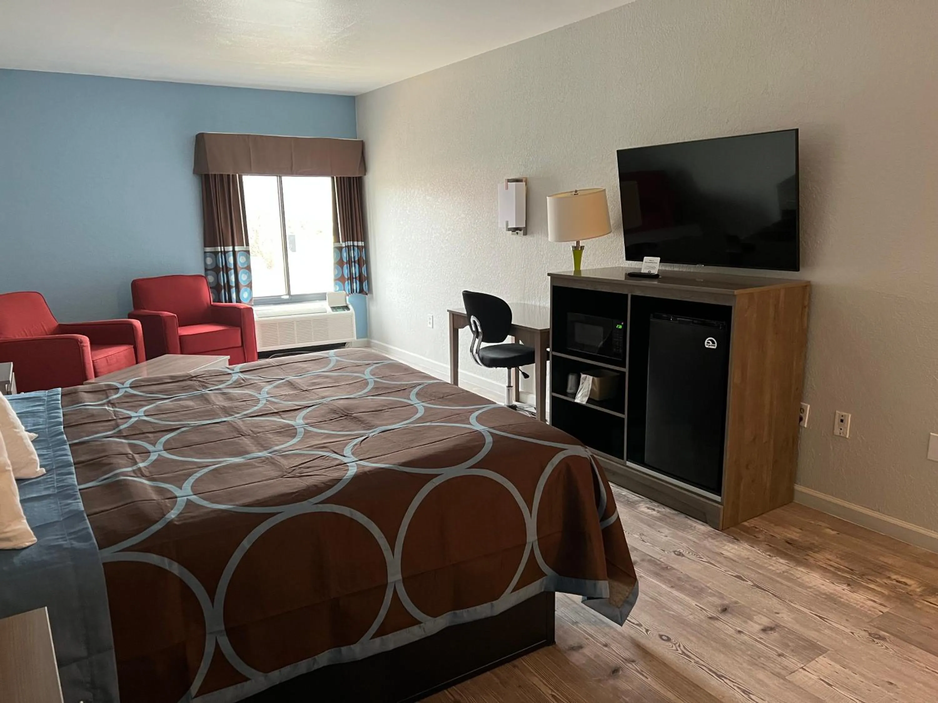 Bed in Super 8 by Wyndham Clemmons - Bermuda Run - Winston-Salem I-40