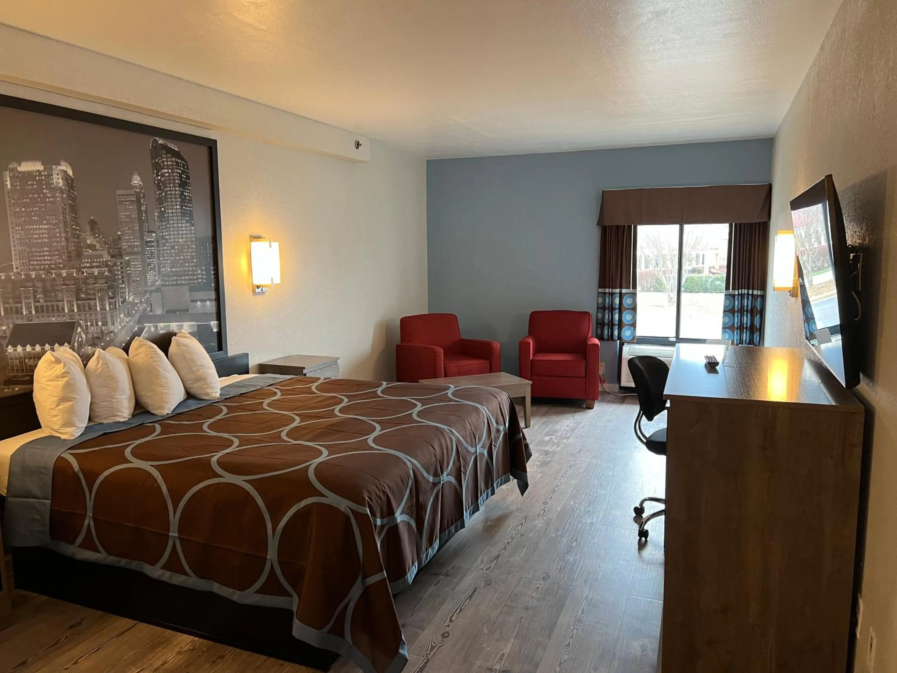 View (from property/room), Bed in Super 8 by Wyndham Clemmons - Bermuda Run - Winston-Salem I-40