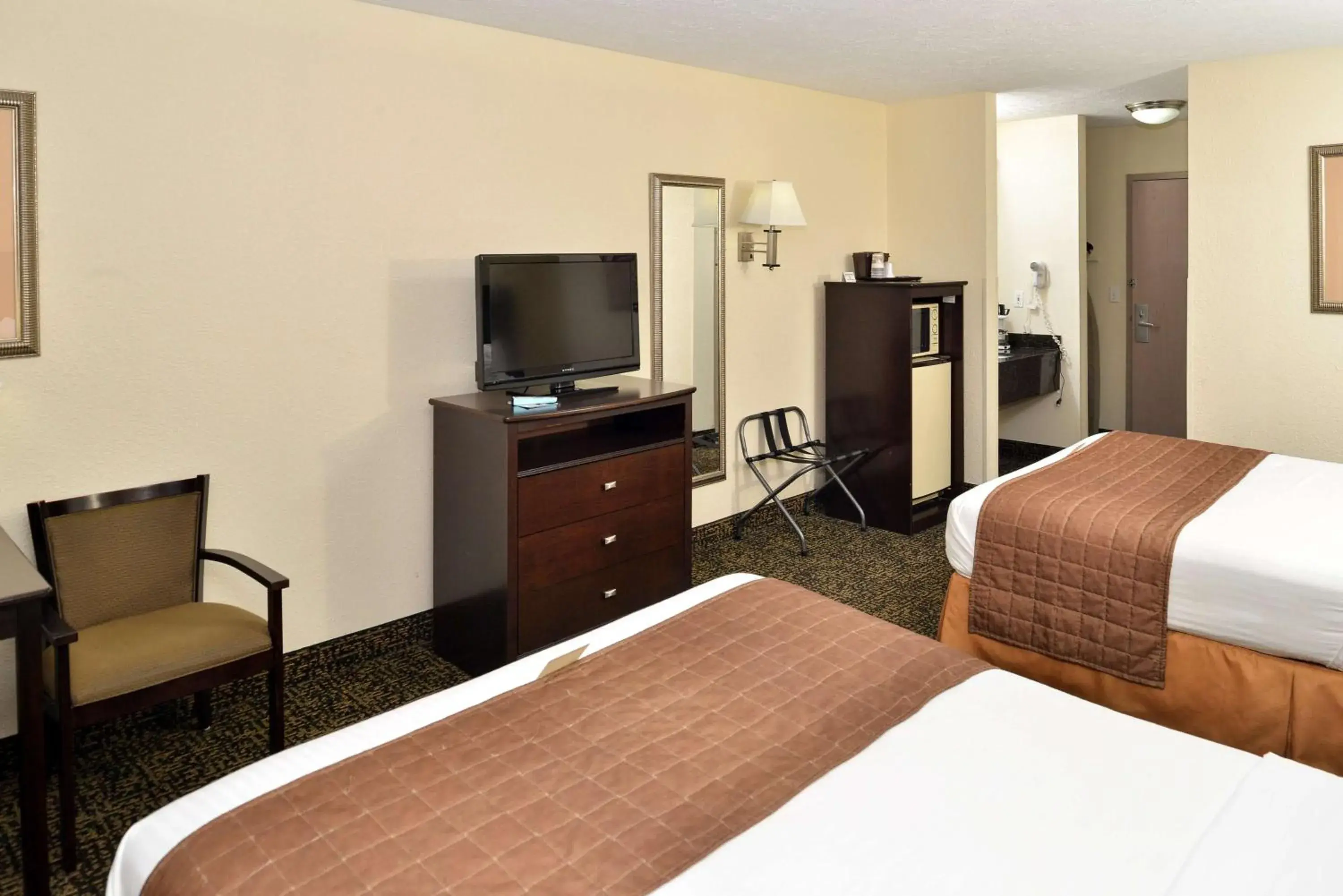 Two-Bedroom Suite - Non-Smoking in Best Western Elyria Two-Bedroom Suite - Non-Smoking in Best Western Elyria