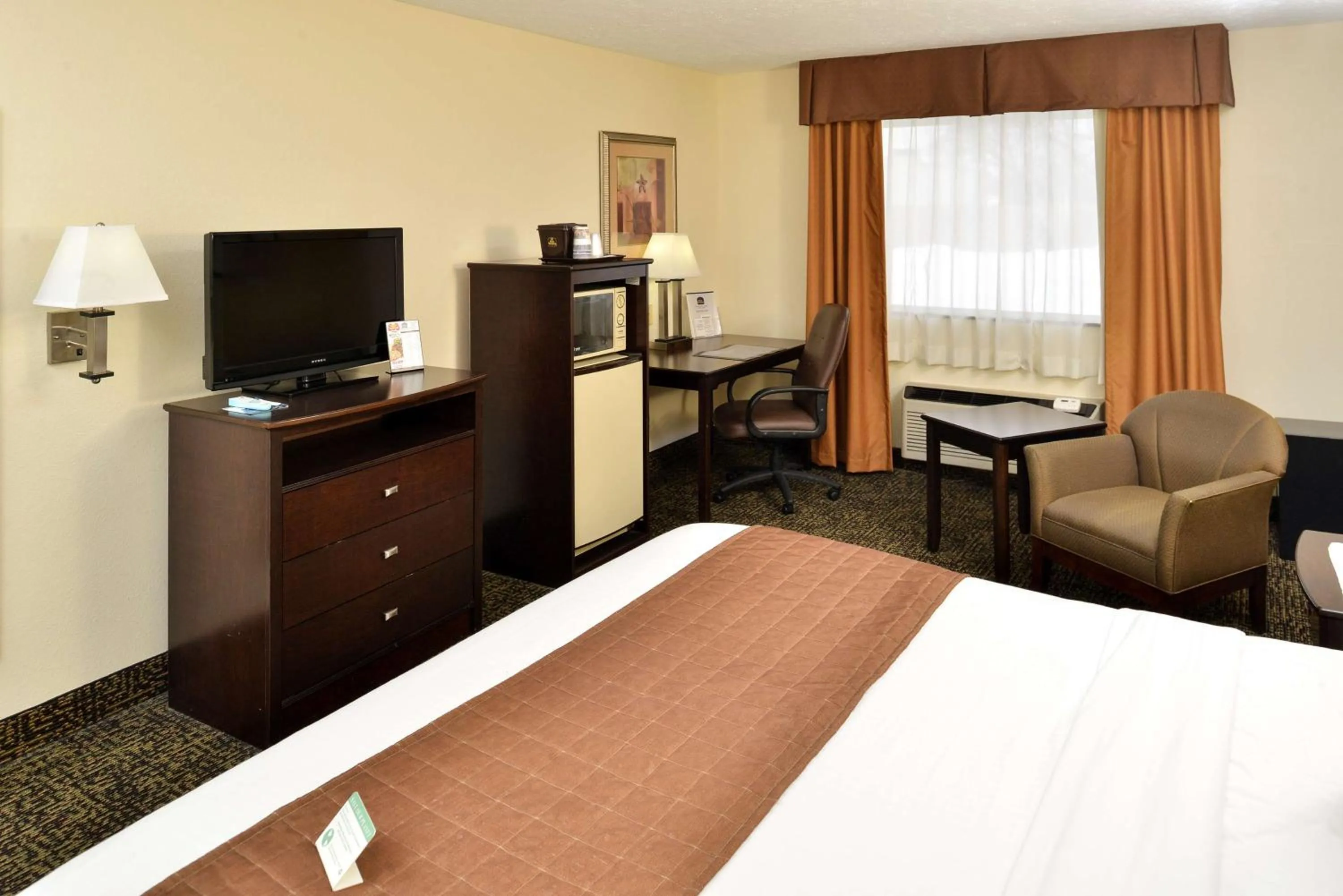 Photo of the whole room, Bed in Best Western Elyria