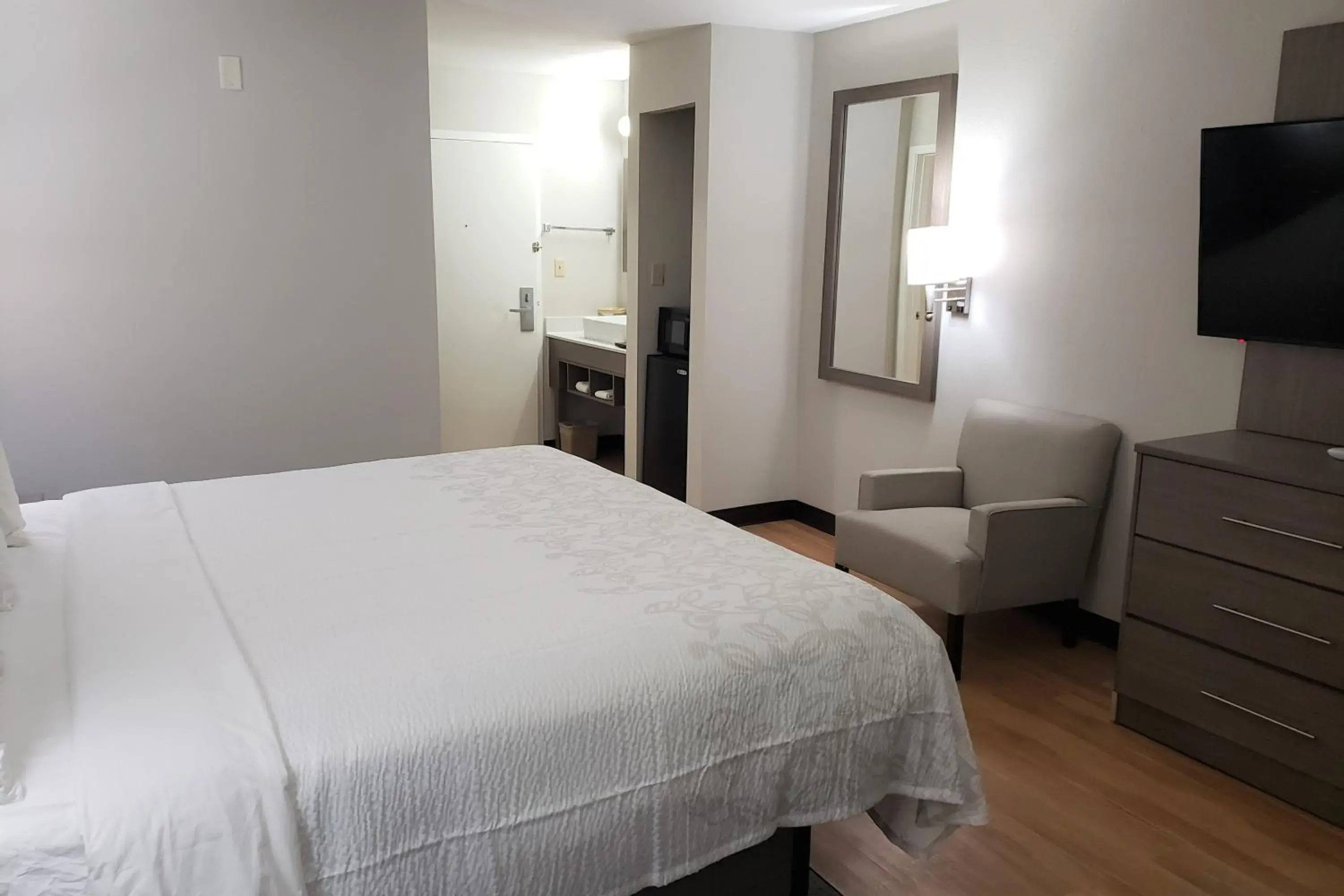 Deluxe King Room Non-Smoking in Red Roof Inn Moss Point Deluxe King Room Non-Smoking in Red Roof Inn Moss Point