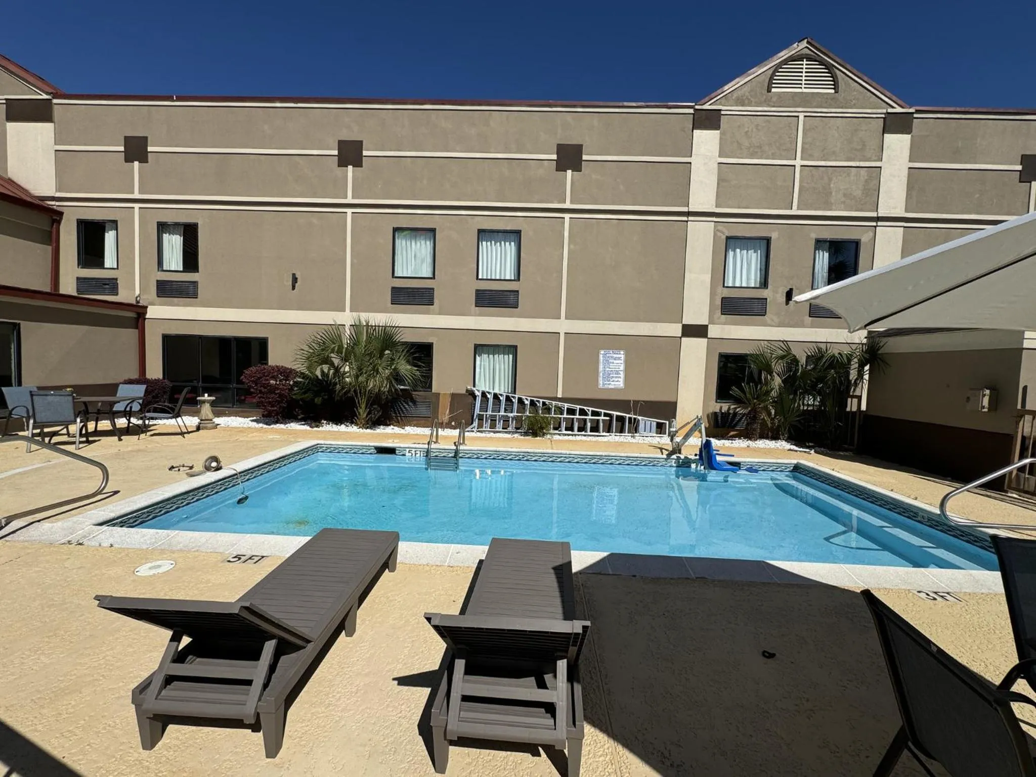 Swimming pool in Red Roof Inn Moss Point