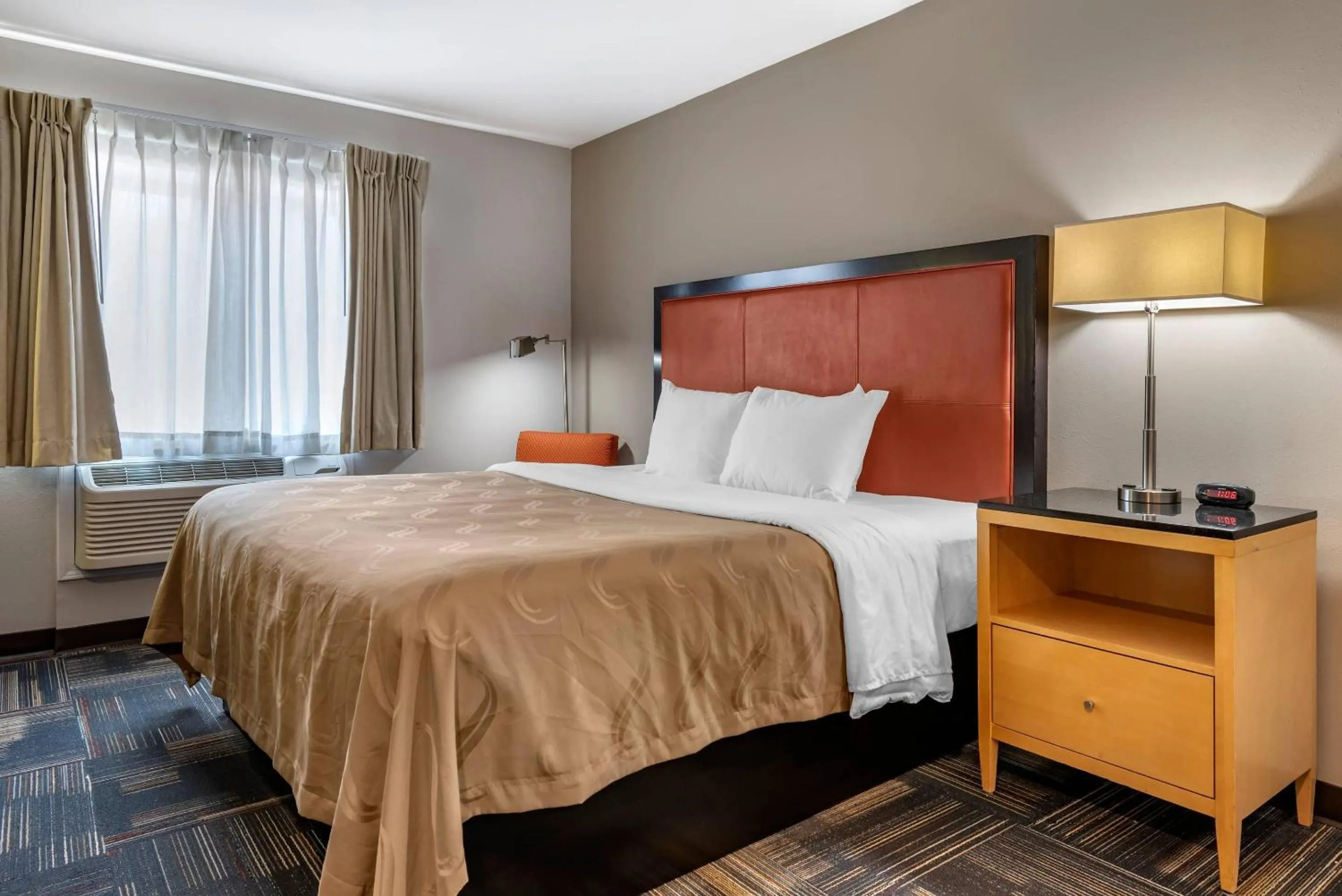 Bedroom, Bed in Quality Inn & Suites Evansville Downtown